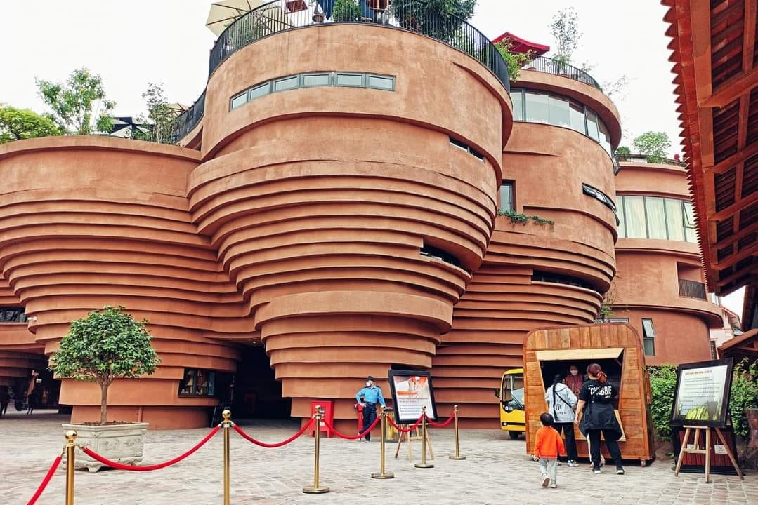 RÌ VIU NHANH BẢO TÀNG GỐM BÁT TRÀNG 🏺

Còn nhớ lần gần nhất mình đến Bát Tràng là lúc bụng bầu hơn 8 tháng, đi cùng em gái, trên chuyến xe buýt. Và đó cũng là chuyến đi cuối cùng trước khi mình lên bàn đẻ. Ấp ủ quay lại đây cùng con mà mãi đến tận giờ mới đi được, điểm đến mình lựa chọn là bảo tàng gốm Bát Tràng mới xây năm ngoái. Cùng mình rì viu nhanh xem chỗ này có gì chơi nhé!

Tụi mình chọn đi xe máy cho chủ động, đường đi google map là ra, đến nơi thì gửi xe ở bãi ngay bên cạnh (10k/xe). Sau đó vào cổng mua vé. Nhà mình có 2 người lớn, 1 bé 2 tuổi rưỡi nên mua 2 vé tham quan (30k/người), 2 vé hương sa trà (40k/người), 1 vé trải nghiệm Tôi làm nghệ nhân (50k/người). Mình không mua vé xe điện (30k/người còn thuê cả xe là 250k/xe) vì mỗi chuyến chỉ có thời gian 30 phút và không được chuyển xe nên không tham quan được mấy.

#1 Quảng trường gốm (tầng 1)

Đây là nơi nhìn rõ nhất kiến trúc độc đáo của bảo tàng. Rất nhiều hình xoắn ốc màu đất nung khổng lồ. Thiết kế các vòng xoắn to dần lên trên siêu thông minh, bề ngoài thì trông như bàn vuốt gốm, còn bên trong lại chính là các bục bày gốm và cầu thang để đi.

Tuy nhiên mình không thấy trưng bày các sản phẩm mỹ nghệ ngoài sân như các bài trên mạng, có thể chỉ khi có sự kiện lớn người ta mới bày ra. Dưới này còn có các khu trưng bày giới thiệu sản phẩm gốm nổi tiếng Bát Tràng nhưng cũng chỗ đóng chỗ mở.

#2 Trải nghiệm nặn gốm (tầng G)

Không gian ở đây rất mát mẻ, rộng rãi, nhiều ánh sáng. Mình được phát 1 yếm đeo, 1 tảng đất sét, ngồi ở bàn xoay, có người hướng dẫn nặn. Nặn xong ra ngoài để khò cho cứng xong tô màu và mang về. Bên cạnh có cả khu tô tượng. Bé nhà mình lần đầu được chạm tay vào đất sét thích thú kêu "Lạnh quá", hết sờ mó xoè tay xoay xoay lại thò tay xuống xô nước bên cạnh rửa, kết quả là tảng đất sét càng ngày càng ướt, không nặn được ra hình gì cả 😂

Thích cái là ở đây bạn muốn nặn bao lâu tùy thích. Mình nhớ hồi xưa đi nặn ở nhà dân không dược thoải mái như thế, còn bị cô chủ giục làm nhanh còn đóng cửa, xong sốt ruột ngồi làm hộ mang đi nung luôn cho nhanh, mà cũng 50k/người.

#3 Thưởng trà và các tác phẩm điêu khắc ánh sáng (tầng 5)

Vé ghi là thưởng trà ủ mát nhưng trên thực tế bạn sẽ chỉ được uống trà ô long ủ mát miễn phí thôi, còn các trà khác nếu muốn thử phải mua. Trà khá thơm, tuy nhiên hơi nhạt. Còn các tác phẩm điêu khắc ánh sáng số lượng hơi ít, có người giới thiệu tuy nhiên ngắn có vài phút thôi. Xung quanh trang trí không đặc sắc lắm, kiểu vườn hoa cây cảnh, view xuống thành phố. Nói chung không nhiều hoạt động hay ho tương xứng với giá vé lắm.

Điểm gỡ duy nhất ở đây là có bàn uống trà làm từ thân cây thành bể cá rất độc đáo. Bạn nhà tớ mê cái bàn này lắm vì có bao nhiêu là cá bảy màu bơi tung tăng. Ngoài ra chỗ này cũng phù hợp cho bạn nào muốn chụp ảnh cổ vì ở đây có cho thuê trang phục với giá 80k/bộ.

#4 Còn khu trưng bày giới thiệu giúp mọi người tìm hiểu về sự hình thành phát triển của làng nghề nổi tiếng của Việt Nam ở tầng 2,3 nữa nhưng đang trong giai đoạn sửa chữa. Nói chung cũng không tương xứng với giá vé tham quan 30k/người lắm.

Túm lại, đi một lần cho biết thôi, điểm sáng duy nhất ở đây là khu vực nặn gốm, còn lại bảo tàng nên bổ sung nhiều hoạt động hơn, hoặc giá vé tham quan bao gồm cả hương sa quán vì khu trưng bày bị đóng cửa mất rồi 😅