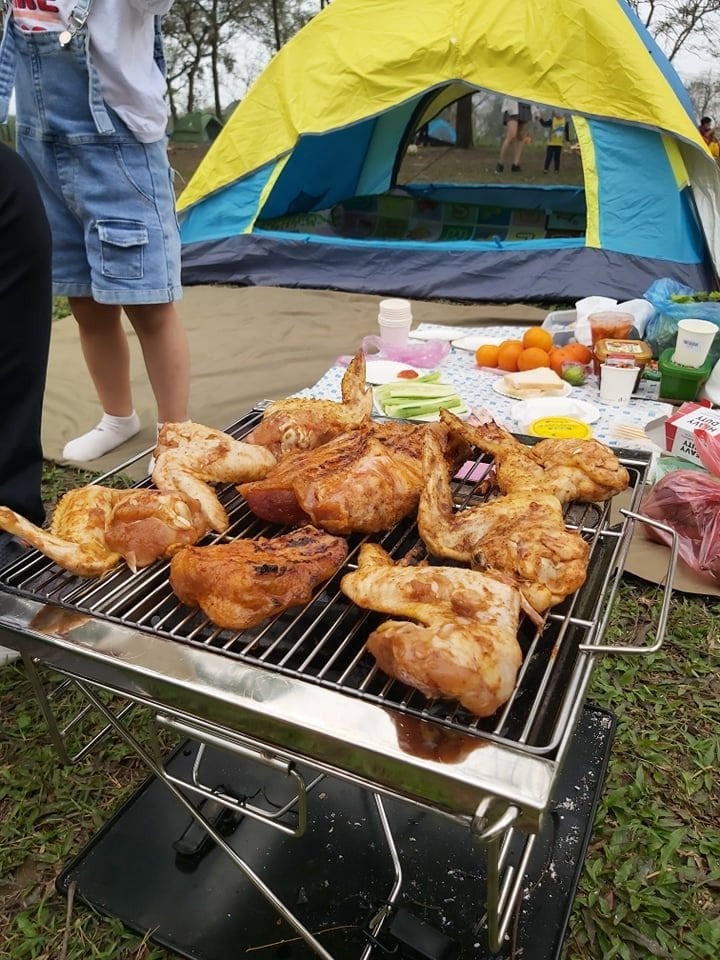 Review kinh nghiệm tổ chức BBQ tự túc cho những gia đình mê xê dịch

Với các chuyến cắm trại, chắc hẳn những bữa BBQ ngoài trời là linh hồn của chuyến đi. Mình có 1 vài chia sẻ về không ít bữa tiệc BBQ tự túc của mình cùng với gia đình, bạn bè.

CHUẨN BỊ BẾP

👉Hầu hết ở các địa điểm cắm trại đều có dịch vụ cho thuê bếp nướng, tầm giá khoảng 500K/bếp to và 300K/bếp nhỏ. Tuy nhiên, nếu gia đình bạn có sở thích và thường xuyên đi camping thì nên mua luôn 1 chiếc bếp, vừa tiện lại vừa rẻ hơn. Mình cũng tậu luôn một em bếp để “thỏa mãn” đam mê “đi trốn Hà Nội”.

👉Dù mua hay thuê bếp thì yếu tố đầu tiên mình nghĩ chắc chắn là số lượng người đi. Thường những chiếc bếp lớn sẽ sử dụng được cho 2-3 gia đình, tầm 8 - 9 người, những chiếc bếp nhỏ dùng được cho 4-6 người.

👉Về thiết kế của bếp, có gia đình sẽ thích dùng bếp nướng điện, có gia đình thích dùng bếp than. Riêng nhà mình hay bạn bè mình, lần nào cũng chọn bếp than, nướng đồ vừa đỡ ngán, đồ ăn nướng than cũng thơm hơn. Nếu chọn bếp điện, gia đình bạn nên đảm bảo những khu camping có thể đáp ứng được. Vậy nên mình thường chọn bếp than, bởi vì “đi bụi” được nhiều hơn mà 🤣🤣

💰💰Giá tiền: chi phí thuê bếp cho 1 buổi camping đã dao động từ 300-500K, vì vậy, nếu có sở thích rời phố về vườn để chill, bạn có thể mua luôn bếp để có thể sử dụng nhiều lần, tính ra mức chi phí sẽ rẻ hơn.

CHUẨN BỊ ĐỒ ĂN

Còn về đồ ăn cho tiệc BBQ, gia đình nên tự chuẩn bị sẽ rẻ và sạch sẽ hơn.

Đồ ăn sẽ bao gồm thịt, nấm, rau củ, xúc xích, lạp xưởng.

🥓🥓🥓 Về phần thịt: mình thường chia thành 2 loại: để cả miếng nướng và cắt ra, xiên với rau củ để nướng, thường là bò, gà. Được cái bọn mình đều thích ăn giữ nguyên vị nên thường sẽ không ướp gì cả. 

Nếu gia đình nào muốn ướp thì tham khảo sốt Bulgogi của Hàn nhé. Tuy ít ướp nhưng nếu ướp thì mình sẽ chọn loại này (vì ngon nên dùng mãi, và cũng vì lười thử loại khác). Loại này có thể mua ở siêu thị hoặc Vinmart đều có nha cả nhà. Bọn mình cho thịt vào thùng xốp để mang đi.

🥗🥗🥗 Về phần rau củ, nấm: Rửa sẵn từ nhà, để ráo và cho vào thùng. Lên đến nơi chỉ cắt hoặc tỉa hoa sống ảo thôi.

🥖🥖🥖 Về xúc xích, lạp xưởng: mình mua que xiên tre ở các quán tạp hóa. Cái này nhanh không cần sơ chế gì. Nếu ai khéo tay hoặc muốn tỉa cho đẹp thì tỉa bạch tuộc, mực… nha. Mình cũng học theo nhưng mà nó lạ lắm :v

À một cái nữa, đó là chắc chắn phải có kim chi, lần nào mình đi cũng không thể thiếu được.

Sorry cả nhà mình chụp ảnh hơi xấu ạ, nhưng mà nó ngonnnn☺️
Sắp tới đợt nghỉ lễ rồi, chúc cả nhà có những chuyến đi tuyệt vời nha.