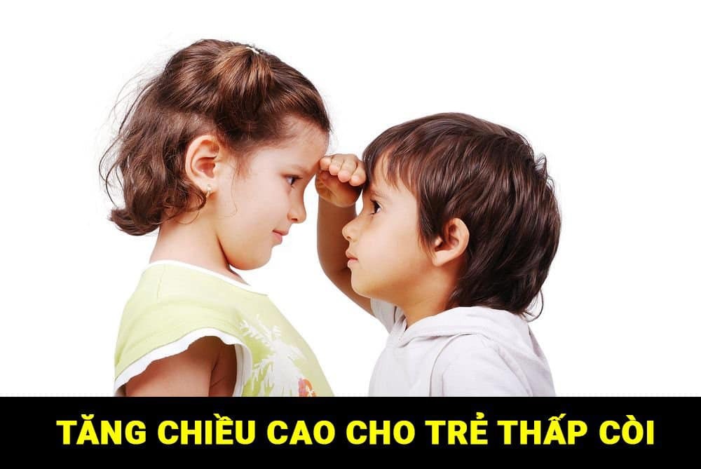 Mình có thằng bạn từ bé bị suy dinh dưỡng nên lúc trưởng thành chỉ cao 1,5m và mặc dù là bác sĩ, nó vẫn không thể tự tin về ngoại hình của mình, đặc biệt là hiện nay nhiều bạn nữ cao hơn cả nó. Mình nghe ba mẹ nó kể lại ngày đó nó mới sinh xong bị bệnh phải nằm viện 3 tháng liền, lúc về nhà 3 tháng tuổi mà nặng chỉ có 3 kí, cộng thêm chẳng ai nói ba mẹ nó phải chăm nó như thế nào nên mãi 3 tuổi nó cũng chỉ nặng như đứa nhỏ 1 tuổi.

Theo như bảng phân loại của WHO mình từng chia sẻ thì chiều cao nó ngày trước dưới ngưỡng -2SD nghĩa là “trẻ thấp còi". Nó đã đồng ý cho mình chia sẻ chuyện của nó để gửi đến mọi người thông điệp của Tổ chức Y tế Thế giới rằng “Trẻ thấp còi (Chiều cao dưới -2SD) nếu không điều trị trước 2 tuổi thì di chứng chậm phát triển thể chất và tâm lý kéo dài SUỐT ĐỜI".

Nghĩa là nếu như đứa trẻ khi cân nặng dưới chuẩn nhưng chúng ta không can thiệp sớm, để tình trạng suy dinh dưỡng lâu dài sẽ kéo theo chiều cao của đứa bé đó dưới ngưỡng bình thường và hệ luỵ là dưới ngưỡng -2SD và thấp còi.

Đối với con nít, các bạn cần phải tính toán đúng và đủ năng lượng cần thiết mỗi ngày. Có nhiều công thức tính toán năng lượng cơ bản (NLCB) nhưng mình chọn công thức của sách Harriet Lane bởi vì nó tính toán năng lượng dựa trên sự kết hợp 2 thông số quan trọng là (1) tuổi của trẻ và (2) cân nặng thực tế của đứa trẻ:
• 0–3th: NLCB = [89 × CN(kg) − 100] + 175
• 4–6th: NLCB = [89 × CN(kg) − 100] + 56
• 7–12th: NLCB = [89 × CN(kg) − 100] + 22
• 13–35th: NLCB = [89 ×CN(kg) − 100] + 20

Lấy ví dụ là sữa mẹ khoảng 80 kcal/100ml. Một đứa trẻ 3 tháng nặng 6kg cần 609 kcal tương đương 760ml sữa mẹ mỗi ngày, nhưng nếu đứa trẻ 3 tháng nặng 5kg thì chỉ cần khoảng 520kcal tương đương 650ml sữa mẹ.

Nhiều mẹ chỉ kiểm tra cân nặng mỗi lần đi tiêm chủng nên có một vấn đề là khi con không lên kí tốt thì mẹ lại hoàn toàn không có đi khám dinh dưỡng mà đến khi báo động như là đứa trẻ quá nhẹ kí so với những đứa bé cùng tuổi khác thì mới đi khám.

Mình từng khám cho một bé bú mẹ hoàn toàn 6 tháng trời mà chỉ tăng từ 2,8kg, (lúc mới sinh bé nặng 4,5kg, dài 50cm, lúc 6 tháng dài 62cm) và mẹ hoàn toàn không đi khám dinh dưỡng trong 6 tháng đó. Bé bị trào ngược rất nặng do mẹ cho bú xong là đặt nằm ngang và bé rất biếng bú do sợ bị ọc. Mình phải tư vấn ăn dặm, bổ sung thêm vi chất, thay đổi tư thế sau bú và tiếp tục bú mẹ…Mẹ bé khóc rất nhiều khi biết bé suy dinh dưỡng thể thấp còi!

Một trong những vi chất cần thiết có ảnh hưởng đến chiều cao của trẻ mà ba mẹ không nên để trẻ bị thiếu – đó là vitamin D. Một nghiên cứu trên trẻ em từ 6 – 36 tháng tuổi tại Ecuador cho thấy trẻ nhẹ cân có nguy cơ thiếu vitamin D gấp 2 lần và những trẻ bị thiếu càng nhiều thì nguy cơ thấp còi càng cao hơn. Vitamin D không chỉ tác động tới chiều cao mà còn gián tiếp ảnh hưởng tới sự phát triển cân nặng (thông qua hormone tăng trưởng), giúp tăng cường miễn dịch và nhiều vai trò cần thiết khác đối với cơ thể nhưng trẻ em rất dễ thiếu. Đó là lý do mình hay nhắc các mẹ nên bổ sung vitamin D cho con 1 – 2 nhát xịt mỗi ngày từ 400 – 800 IU để phòng ngừa thiếu vitamin D.

TỐC ĐỘ TĂNG CÂN NẶNG CHUẨN
• 3 tháng đầu tăng 600-1000gr/tháng
• 3-6 tháng tuổi tăng 300-500gr/tháng và nếu cân nặng đi ngang trong 2 tuần, bạn nên khám bác sĩ dinh dưỡng để cân nhắc ăn dặm sớm từ 4 tháng tuổi!
• 6-12 tháng tuổi tăng 200-300gr/tháng
• Sau 1 tuổi thì tuỳ tốc độ mỗi bé tăng từ 1-2kg/năm
(Lưu ý rằng tốc độ tăng cân sẽ giảm 50% qua mỗi giai đoạn tuổi, đó là sinh lý, không phải là bệnh lý. Còn muốn biết bé có suy dinh dưỡng hay không phải tra bảng)

LỜI KHUYÊN
(1) Check chiều cao của con ở bảng bên dưới của WHO để xem bé ở ngưỡng nào, nếu dưới ngưỡng bình thường thì nên đi khám và tư vấn dinh dưỡng
Bé trai: https://cdn.who.int/media/docs/default-source/child-growth/child-growth-standards/indicators/length-height-for-age/cht-lhfa-boys-z-0-5.pdf?fbclid=IwAR1zNcpjsfKHgZocavrItIOc6_4_JxJn0GurU2gpIQs75DcnUHBPpn9luL8
Bé gái:
https://cdn.who.int/media/docs/default-source/child-growth/child-growth-standards/indicators/length-height-for-age/cht-lhfa-girls-z-0-5.pdf?fbclid=IwAR0aWBkn3kOdA_-VfepnDxpQGOleEkg_io6QYDVwWdwHov7htp8yHlNxeWY

(2) Nếu bé ở dưới ngưỡng -2SD rồi thì cũng nên bình tĩnh, thực ra chiều cao trẻ vẫn phát triển tốt ở giai đoạn 5 năm đầu đời và 2 năm dậy thì. Nên nếu con đã suy dinh dưỡng rồi thì việc cần làm của người lớn chúng ta đó là bình tĩnh, tính toán lại năng lượng (theo bảng ở trên) rồi áp dụng cho con

(3) Nếu trẻ biếng ăn, áp dụng kỷ luật bàn ăn chứ không phải lạm dụng sữa. Ưu tiên khẩu phần ăn đa dạng, linh hoạt theo sở thích của con. Nếu mọi người quan tâm kỷ luật bàn ăn thì xem ở comment.

(4) Nhiều bố mẹ hiện nay sai lầm trong việc mua canxi cho trẻ em uống nhưng không hề biết rằng lượng canxi trong sữa đã ĐỦ cho nhu cầu hàng ngày, cái bé thiếu chính là vitamin D3. Và đặc biệt ở những trẻ bú mẹ hoàn toàn thì càng phải bổ sung vitamin D3 cho cả mẹ và con!

(5) Nếu phụ nữ mang thai thì yếu tố bổ sung MỖI NGÀY và sức khoẻ thai kỳ cũng quyết định rất lớn đến sức khoẻ của con!
• Sắt 28 - 60mg sắt nguyên tố
• Acid folic - 0.4 – 0,6 mg (*)
• DHA – 200-300mg
• Vitamin D3 800-1200IU
• Canxi 1000mg

TÓM LẠI
“Đối với trẻ nhỏ, trẻ thiếu cân nặng kéo dài sẽ ảnh hưởng đến chiều cao bé, tình trạng kéo dài sau 2 tuổi thì ảnh hưởng phát triển thể chất, tâm lý sau này. Chỉ có cách theo dõi thường xuyên các chỉ số và xem có dưới ngưỡng không để can thiệp.

Đối với trẻ từ 2 tuổi trở lên thì dinh dưỡng - vận động - giấc ngủ là 3 yếu tố quyết định chiều cao của trẻ. Dinh dưỡng đa dạng và khoa học. Vận động thể chất ngoài trời mỗi ngày tối thiểu 30 phút. Giấc ngủ tối thiểu 10-13 tiếng mỗi ngày.

Độ tuổi nào cũng vậy, tăng cường canxi qua thực phẩm là tốt nhất, bổ sung vitamin D đủ chuẩn 1 – 2 xịt tương đương 400 – 800 IU/ngày.

Bs. Nguyễn Thanh Sang