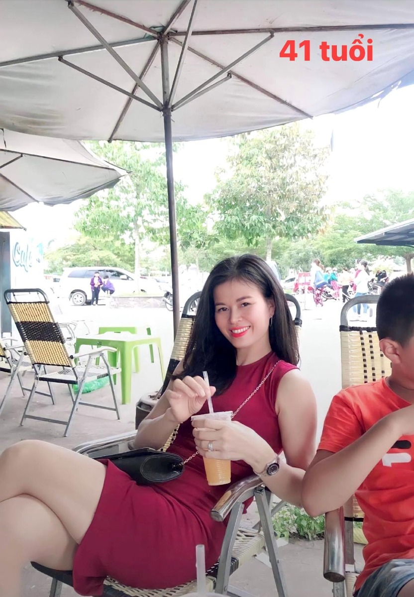 ☘❤ĐỪNG SỐNG CUỘC ĐỜI CỦA NGƯỜI KHÁC! 

- Khi tôi còn trẻ, tôi là một cô gái rất quê mùa, nhút nhát, thiếu tự tin. Làm bất kỳ chuyện gì cũng sợ, ngay cả việc ăn mặc của bản thân cũng sợ người này, sợ người kia đánh giá….. Học hành bằng cấp ra, xin được việc làm ngon lành, chồng bảo ở nhà cũng ở.  Chưa bao giờ dám sống cho bản thân, …. Nhưng khi tôi ốm, thì chỉ mình bản thân tôi chịu đau. Có ai gánh đau hộ tôi được đâu. Họ gặp thì chỉ biết chăm chăm vào khuyết điểm chê thẳng vào mặt tôi: “sao mày già, mày xấu đi nhiều thế, da xệ hết , nám hết rồi…..” Khiến tôi càng mặc cảm tự ti, càng không dám đi đâu,  bệnh còn nặng hơn nữa.

☘Và sau time dài ốm, đau, bệnh triền miên… Buông xuôi có cái chết không thành. Tình cờ một hôm đọc một câu triết lý : SỐNG MÀ KHÔNG KHOẺ MẠNH THÌ CHỈ LÀ TỒN TẠI CHỨ KHÔNG PHẢI LÀ SỐNG “. Phải sống cho đáng sống, là cuộc sống của chính mình. 

☘Và từ đó tôi đã tự mình ý thức: Sống tích cực, tập luyện thể thao….  Tôi đã tự tin , tự do làm những điều mình muốn, được làm những điều khiến mình vui, mình khỏe mạnh, HP và bình an. 

👉👉 Tôi đã biết không quan tâm thế giới ngoài kia nói gì, nghĩ gì. Chỉ tôi và Vũ Trụ  biết tôi tích cực là đủ!🙏🙏🙏