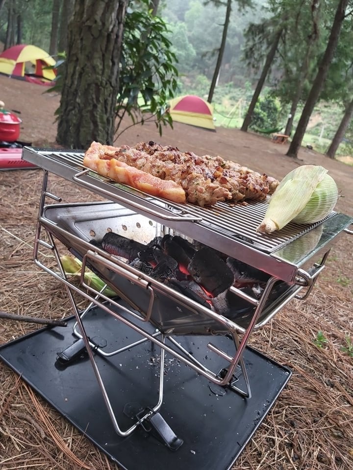 Review kinh nghiệm tổ chức BBQ tự túc cho những gia đình mê xê dịch

Với các chuyến cắm trại, chắc hẳn những bữa BBQ ngoài trời là linh hồn của chuyến đi. Mình có 1 vài chia sẻ về không ít bữa tiệc BBQ tự túc của mình cùng với gia đình, bạn bè.

CHUẨN BỊ BẾP

👉Hầu hết ở các địa điểm cắm trại đều có dịch vụ cho thuê bếp nướng, tầm giá khoảng 500K/bếp to và 300K/bếp nhỏ. Tuy nhiên, nếu gia đình bạn có sở thích và thường xuyên đi camping thì nên mua luôn 1 chiếc bếp, vừa tiện lại vừa rẻ hơn. Mình cũng tậu luôn một em bếp để “thỏa mãn” đam mê “đi trốn Hà Nội”.

👉Dù mua hay thuê bếp thì yếu tố đầu tiên mình nghĩ chắc chắn là số lượng người đi. Thường những chiếc bếp lớn sẽ sử dụng được cho 2-3 gia đình, tầm 8 - 9 người, những chiếc bếp nhỏ dùng được cho 4-6 người.

👉Về thiết kế của bếp, có gia đình sẽ thích dùng bếp nướng điện, có gia đình thích dùng bếp than. Riêng nhà mình hay bạn bè mình, lần nào cũng chọn bếp than, nướng đồ vừa đỡ ngán, đồ ăn nướng than cũng thơm hơn. Nếu chọn bếp điện, gia đình bạn nên đảm bảo những khu camping có thể đáp ứng được. Vậy nên mình thường chọn bếp than, bởi vì “đi bụi” được nhiều hơn mà 🤣🤣

💰💰Giá tiền: chi phí thuê bếp cho 1 buổi camping đã dao động từ 300-500K, vì vậy, nếu có sở thích rời phố về vườn để chill, bạn có thể mua luôn bếp để có thể sử dụng nhiều lần, tính ra mức chi phí sẽ rẻ hơn.

CHUẨN BỊ ĐỒ ĂN

Còn về đồ ăn cho tiệc BBQ, gia đình nên tự chuẩn bị sẽ rẻ và sạch sẽ hơn.

Đồ ăn sẽ bao gồm thịt, nấm, rau củ, xúc xích, lạp xưởng.

🥓🥓🥓 Về phần thịt: mình thường chia thành 2 loại: để cả miếng nướng và cắt ra, xiên với rau củ để nướng, thường là bò, gà. Được cái bọn mình đều thích ăn giữ nguyên vị nên thường sẽ không ướp gì cả. 

Nếu gia đình nào muốn ướp thì tham khảo sốt Bulgogi của Hàn nhé. Tuy ít ướp nhưng nếu ướp thì mình sẽ chọn loại này (vì ngon nên dùng mãi, và cũng vì lười thử loại khác). Loại này có thể mua ở siêu thị hoặc Vinmart đều có nha cả nhà. Bọn mình cho thịt vào thùng xốp để mang đi.

🥗🥗🥗 Về phần rau củ, nấm: Rửa sẵn từ nhà, để ráo và cho vào thùng. Lên đến nơi chỉ cắt hoặc tỉa hoa sống ảo thôi.

🥖🥖🥖 Về xúc xích, lạp xưởng: mình mua que xiên tre ở các quán tạp hóa. Cái này nhanh không cần sơ chế gì. Nếu ai khéo tay hoặc muốn tỉa cho đẹp thì tỉa bạch tuộc, mực… nha. Mình cũng học theo nhưng mà nó lạ lắm :v

À một cái nữa, đó là chắc chắn phải có kim chi, lần nào mình đi cũng không thể thiếu được.

Sorry cả nhà mình chụp ảnh hơi xấu ạ, nhưng mà nó ngonnnn☺️
Sắp tới đợt nghỉ lễ rồi, chúc cả nhà có những chuyến đi tuyệt vời nha.