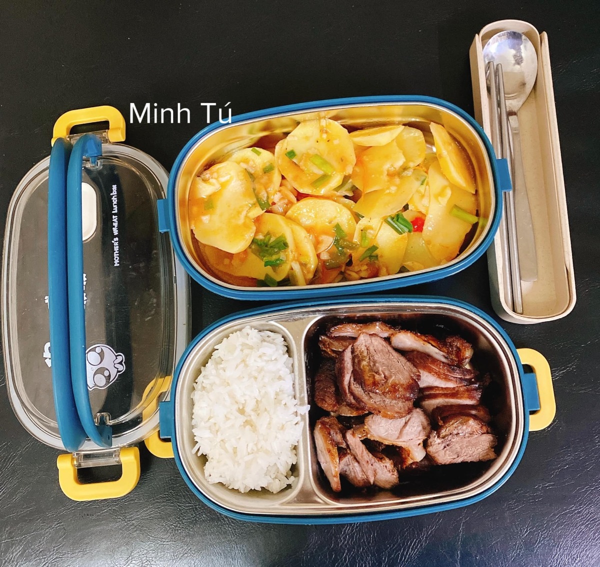 [GÓC MANG CƠM ĐI LÀM]

Em chào các anh chị, các bạn. Hôm nay em xin góp vui với cả nhà một số hộp cơm mang đi làm hàng ngày của vợ chồng em. Ảnh đa số là hộp của em, còn hộp của chồng thì nhiều cơm hơn. Tiêu chí là ăn no thôi còn đủ chất không thì em cũng không biết nữa 😂

Chồng em từ ngày lấy vợ trí nhớ bị suy giảm, quên hết những thứ cần quên, quên hết tất cả các ngày lễ và ngày kỉ niệm, nên để chồng không quên luôn cả cái ngày được lĩnh một khoản tiền mà người ta hay gọi là lương, mà khoản này thì nên đưa cho vợ, nên em đã phải nấu cơm như này để giúp chồng không mất trí nhớ nữa =)))

Nhưng bù lại cho việc mất trí nhớ thì chồng em tăng được mỗi hơn chục cân ạ.