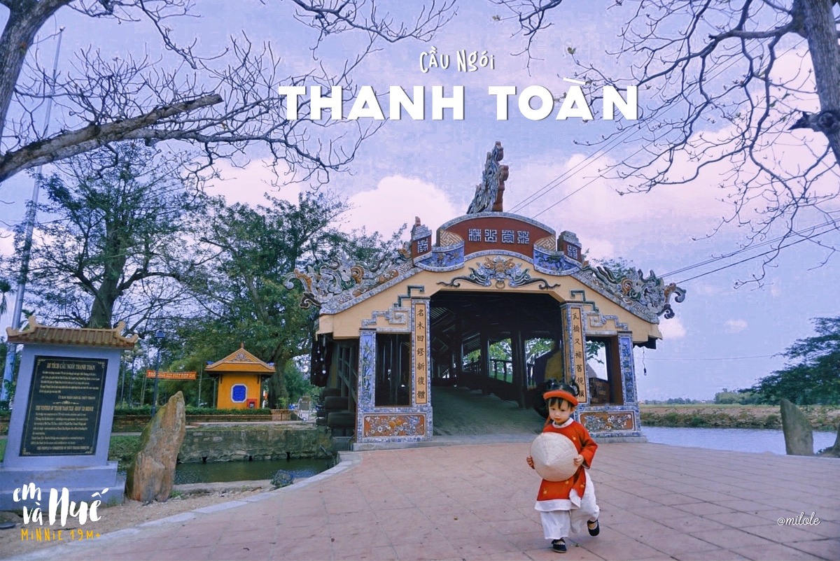 Con chào các cô chú ạ, con là em bé Minnie, 1 tuổi rưỡi 👧🏻

Con sinh ra ở Sài Gòn, mẹ con là người Huế, mẹ con rất yêu Huế…

Mẹ nói :”Xa Huế rồi, lại càng thấy yêu Huế nhiều hơn, giống như người ta thường nói khi có không trân trọng, mất lại tìm vậy đó”

Xa Huế rồi, mẹ con mới thấy Huế đẹp biết bao nhiêu, bình yên và nhẹ nhàng biết bao nhiêu.

Nếu có dịp, các cô chú hãy ghé thăm Huế của mẹ con nhé, ghé thăm vùng đất Cố Đô “bao năm vẫn vậy”, để được sống chậm lại, được cảm nhận nét đẹp trầm lắng, dịu dàng, bình yên của cảnh quan và con người nơi đây, một cảm giác khó tả khiến bất kỳ ai cũng phải luyến lưu ❤️

Trước khi đó, con mời các cô chú cùng con đi du lịch Huế trên từng bức hình nhé 🥰