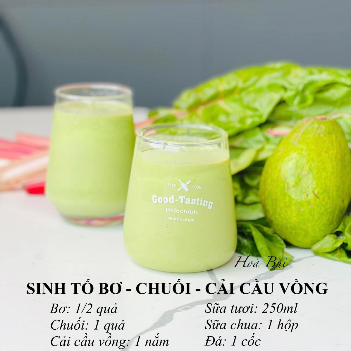 10 CÔNG THỨC SINH TỐ HOA QUẢ THƠM NGON ĐẸP 

Mùa hè nắng nóng này chỉ muốn uống gì đấy mát mát, thơm ngọt kiểu như sinh tố hoa quả hay nước ép. Nghĩ tới mấy thứ mát lạnh màu sắc cũng thích rồi.

Mấy bạn nhỏ nhà em có nhiều loại hoa quả để cắt miếng các bạn ý lại không ăn, không muốn ăn. Còn xay sinh tố thì nhiều khi dạng sệt các bạn ý lại không khoái lắm. Nói chung là cái gì cũng thế cũng cần tạo thói quen và rèn luyện từ từ. Dưới đây là những loại sinh tố hoa quả mà ngon, thơm và dễ uống mà được cả 3 bạn nhỏ nhà em cực thích nên em chia sẻ hi vọng sẽ tạo động lực để các mẹ làm vào hè này nhé. 

🍀 Mới làm quen nên em mới làm sinh tố từ hoa quả trước (rau thì khi quen hẳn cách uống thì em sẽ mix dần vào sau) 

🍀 Công thức chung là:

Hoa quả + sữa tươi không đường + đá + sữa chua + sữa đặc (tuỳ công thức)  

🍀 Một số lưu ý để có cốc sinh tố hấp dẫn:

👉 Không nên dùng sữa chua có hương vị mà nên dùng sữa chua hy lạp, sữa chua không đường.

👉 Nên dùng sữa tươi không đường hoặc sữa hạt nếu không dùng nước lọc vì hoa quả thường có vị ngọt sẵn, tuỳ hoa quả mà nhạt thì mix thêm sữa đặc, còn không thì bỏ qua sữa đặc vì sinh tố ngọt quá cũng khó uống. 

👉 Nếu công thức kết hợp 2-3-4 loại quả thì nên chọn cốt 1 loại có vị ngọt và hương thơm chủ đạo, còn lại không vị hoặc hơi chua để món sinh tố không bị ngọt quá khó quá. 

👉 Em thì hay xay hoa quả tươi luôn nhưng nếu không có thời gian mua sắm hàng ngày hoặc chuẩn bị hàng ngày hoặc có 1 số loại mix số lượng ít một loại thì có thể chia sẵn và cho vào hộp/túi để ngăn đá từng công thức, khi nào ăn thì bỏ ra xay là xong. 

👉 Cần có 1 chiếc máy xay công suất lớn để giúp sinh tố thật nhuyễn nhất là: rau củ và đá 

Vì nếu sinh tố mà nó lợn cợn thì sẽ khó uống hơn

Em tiện dùng luôn máy xay sữa hạt vì máy có công suất mạnh nên xay hơn 1p là nhuyễn mịn luôn, tiết kiệm thời gian hơn. 

Nguồn: Hòa Bùi - YÊU BẾP