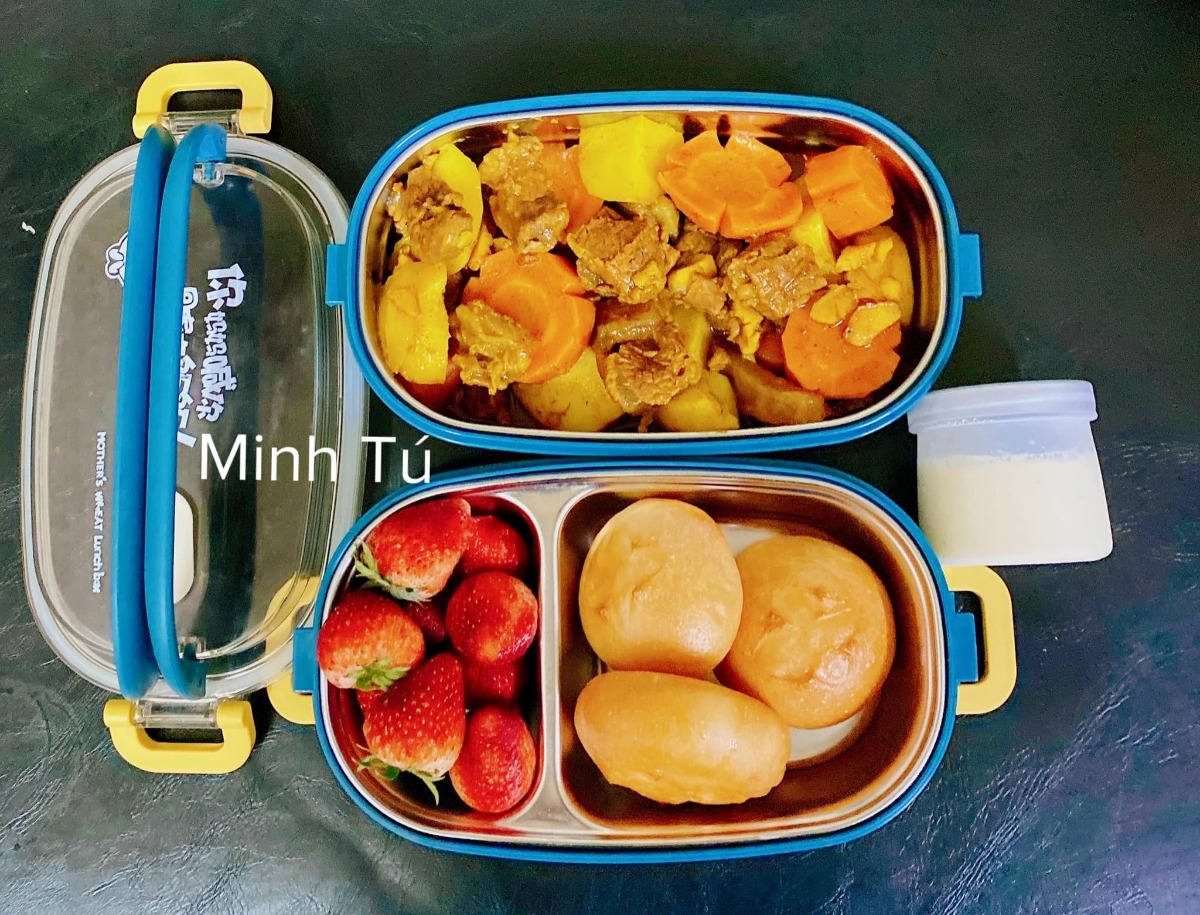 [GÓC MANG CƠM ĐI LÀM]

Em chào các anh chị, các bạn. Hôm nay em xin góp vui với cả nhà một số hộp cơm mang đi làm hàng ngày của vợ chồng em. Ảnh đa số là hộp của em, còn hộp của chồng thì nhiều cơm hơn. Tiêu chí là ăn no thôi còn đủ chất không thì em cũng không biết nữa 😂

Chồng em từ ngày lấy vợ trí nhớ bị suy giảm, quên hết những thứ cần quên, quên hết tất cả các ngày lễ và ngày kỉ niệm, nên để chồng không quên luôn cả cái ngày được lĩnh một khoản tiền mà người ta hay gọi là lương, mà khoản này thì nên đưa cho vợ, nên em đã phải nấu cơm như này để giúp chồng không mất trí nhớ nữa =)))

Nhưng bù lại cho việc mất trí nhớ thì chồng em tăng được mỗi hơn chục cân ạ.