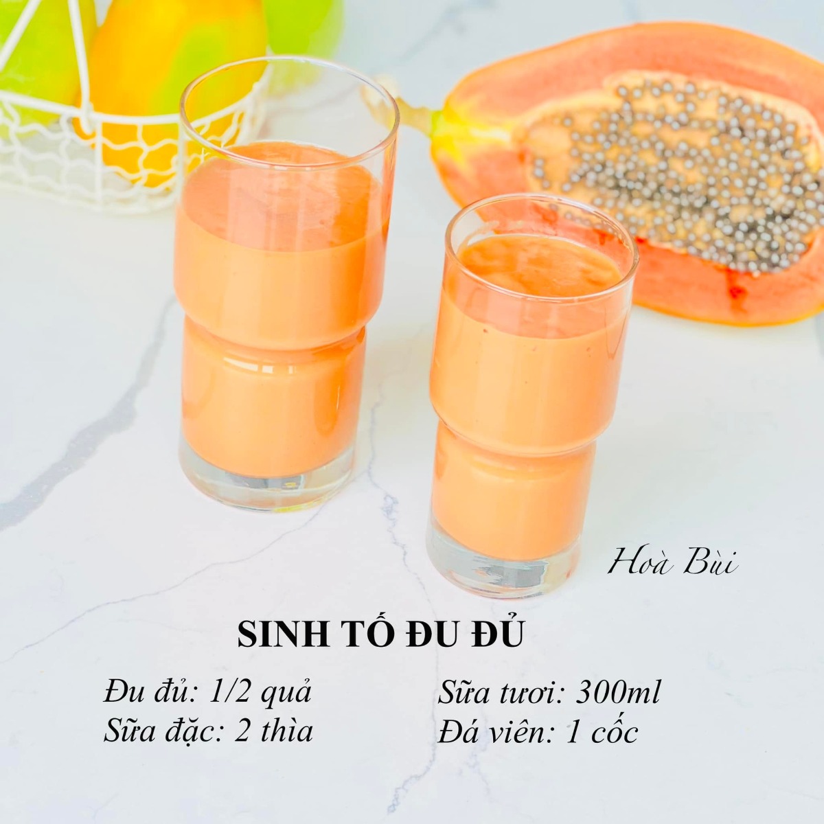 10 CÔNG THỨC SINH TỐ HOA QUẢ THƠM NGON ĐẸP 

Mùa hè nắng nóng này chỉ muốn uống gì đấy mát mát, thơm ngọt kiểu như sinh tố hoa quả hay nước ép. Nghĩ tới mấy thứ mát lạnh màu sắc cũng thích rồi.

Mấy bạn nhỏ nhà em có nhiều loại hoa quả để cắt miếng các bạn ý lại không ăn, không muốn ăn. Còn xay sinh tố thì nhiều khi dạng sệt các bạn ý lại không khoái lắm. Nói chung là cái gì cũng thế cũng cần tạo thói quen và rèn luyện từ từ. Dưới đây là những loại sinh tố hoa quả mà ngon, thơm và dễ uống mà được cả 3 bạn nhỏ nhà em cực thích nên em chia sẻ hi vọng sẽ tạo động lực để các mẹ làm vào hè này nhé. 

🍀 Mới làm quen nên em mới làm sinh tố từ hoa quả trước (rau thì khi quen hẳn cách uống thì em sẽ mix dần vào sau) 

🍀 Công thức chung là:

Hoa quả + sữa tươi không đường + đá + sữa chua + sữa đặc (tuỳ công thức)  

🍀 Một số lưu ý để có cốc sinh tố hấp dẫn:

👉 Không nên dùng sữa chua có hương vị mà nên dùng sữa chua hy lạp, sữa chua không đường.

👉 Nên dùng sữa tươi không đường hoặc sữa hạt nếu không dùng nước lọc vì hoa quả thường có vị ngọt sẵn, tuỳ hoa quả mà nhạt thì mix thêm sữa đặc, còn không thì bỏ qua sữa đặc vì sinh tố ngọt quá cũng khó uống. 

👉 Nếu công thức kết hợp 2-3-4 loại quả thì nên chọn cốt 1 loại có vị ngọt và hương thơm chủ đạo, còn lại không vị hoặc hơi chua để món sinh tố không bị ngọt quá khó quá. 

👉 Em thì hay xay hoa quả tươi luôn nhưng nếu không có thời gian mua sắm hàng ngày hoặc chuẩn bị hàng ngày hoặc có 1 số loại mix số lượng ít một loại thì có thể chia sẵn và cho vào hộp/túi để ngăn đá từng công thức, khi nào ăn thì bỏ ra xay là xong. 

👉 Cần có 1 chiếc máy xay công suất lớn để giúp sinh tố thật nhuyễn nhất là: rau củ và đá 

Vì nếu sinh tố mà nó lợn cợn thì sẽ khó uống hơn

Em tiện dùng luôn máy xay sữa hạt vì máy có công suất mạnh nên xay hơn 1p là nhuyễn mịn luôn, tiết kiệm thời gian hơn. 

Nguồn: Hòa Bùi - YÊU BẾP