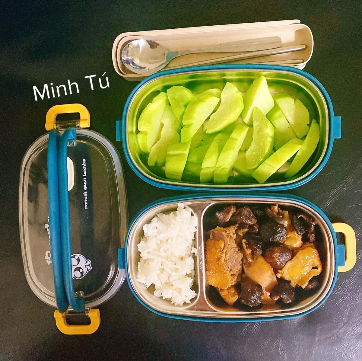 [GÓC MANG CƠM ĐI LÀM]

Em chào các anh chị, các bạn. Hôm nay em xin góp vui với cả nhà một số hộp cơm mang đi làm hàng ngày của vợ chồng em. Ảnh đa số là hộp của em, còn hộp của chồng thì nhiều cơm hơn. Tiêu chí là ăn no thôi còn đủ chất không thì em cũng không biết nữa 😂

Chồng em từ ngày lấy vợ trí nhớ bị suy giảm, quên hết những thứ cần quên, quên hết tất cả các ngày lễ và ngày kỉ niệm, nên để chồng không quên luôn cả cái ngày được lĩnh một khoản tiền mà người ta hay gọi là lương, mà khoản này thì nên đưa cho vợ, nên em đã phải nấu cơm như này để giúp chồng không mất trí nhớ nữa =)))

Nhưng bù lại cho việc mất trí nhớ thì chồng em tăng được mỗi hơn chục cân ạ.