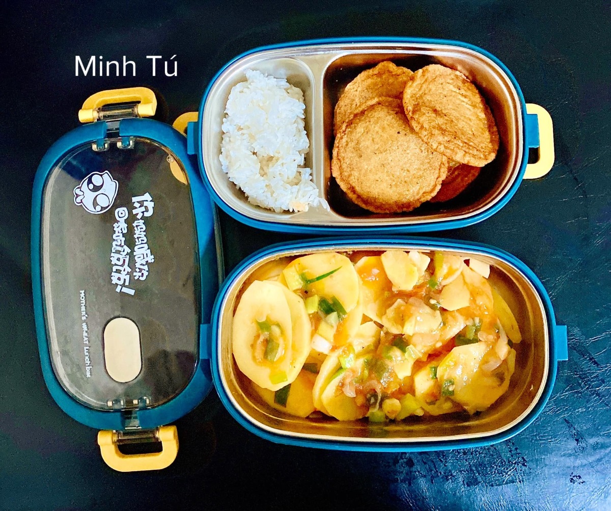 [GÓC MANG CƠM ĐI LÀM]

Em chào các anh chị, các bạn. Hôm nay em xin góp vui với cả nhà một số hộp cơm mang đi làm hàng ngày của vợ chồng em. Ảnh đa số là hộp của em, còn hộp của chồng thì nhiều cơm hơn. Tiêu chí là ăn no thôi còn đủ chất không thì em cũng không biết nữa 😂

Chồng em từ ngày lấy vợ trí nhớ bị suy giảm, quên hết những thứ cần quên, quên hết tất cả các ngày lễ và ngày kỉ niệm, nên để chồng không quên luôn cả cái ngày được lĩnh một khoản tiền mà người ta hay gọi là lương, mà khoản này thì nên đưa cho vợ, nên em đã phải nấu cơm như này để giúp chồng không mất trí nhớ nữa =)))

Nhưng bù lại cho việc mất trí nhớ thì chồng em tăng được mỗi hơn chục cân ạ.