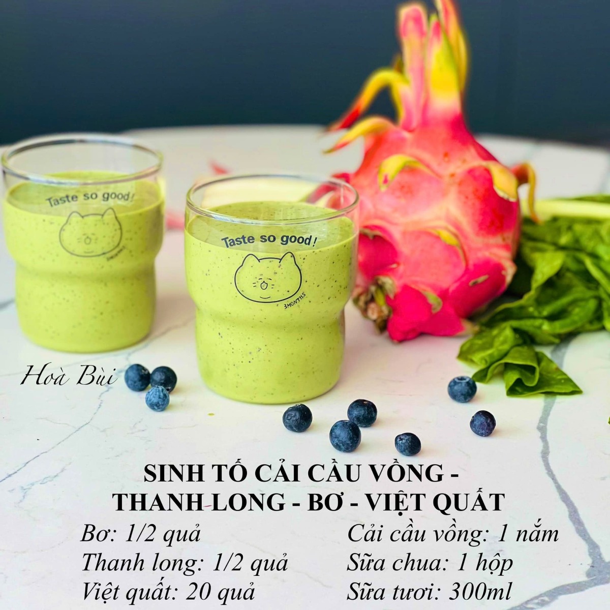 10 CÔNG THỨC SINH TỐ HOA QUẢ THƠM NGON ĐẸP 

Mùa hè nắng nóng này chỉ muốn uống gì đấy mát mát, thơm ngọt kiểu như sinh tố hoa quả hay nước ép. Nghĩ tới mấy thứ mát lạnh màu sắc cũng thích rồi.

Mấy bạn nhỏ nhà em có nhiều loại hoa quả để cắt miếng các bạn ý lại không ăn, không muốn ăn. Còn xay sinh tố thì nhiều khi dạng sệt các bạn ý lại không khoái lắm. Nói chung là cái gì cũng thế cũng cần tạo thói quen và rèn luyện từ từ. Dưới đây là những loại sinh tố hoa quả mà ngon, thơm và dễ uống mà được cả 3 bạn nhỏ nhà em cực thích nên em chia sẻ hi vọng sẽ tạo động lực để các mẹ làm vào hè này nhé. 

🍀 Mới làm quen nên em mới làm sinh tố từ hoa quả trước (rau thì khi quen hẳn cách uống thì em sẽ mix dần vào sau) 

🍀 Công thức chung là:

Hoa quả + sữa tươi không đường + đá + sữa chua + sữa đặc (tuỳ công thức)  

🍀 Một số lưu ý để có cốc sinh tố hấp dẫn:

👉 Không nên dùng sữa chua có hương vị mà nên dùng sữa chua hy lạp, sữa chua không đường.

👉 Nên dùng sữa tươi không đường hoặc sữa hạt nếu không dùng nước lọc vì hoa quả thường có vị ngọt sẵn, tuỳ hoa quả mà nhạt thì mix thêm sữa đặc, còn không thì bỏ qua sữa đặc vì sinh tố ngọt quá cũng khó uống. 

👉 Nếu công thức kết hợp 2-3-4 loại quả thì nên chọn cốt 1 loại có vị ngọt và hương thơm chủ đạo, còn lại không vị hoặc hơi chua để món sinh tố không bị ngọt quá khó quá. 

👉 Em thì hay xay hoa quả tươi luôn nhưng nếu không có thời gian mua sắm hàng ngày hoặc chuẩn bị hàng ngày hoặc có 1 số loại mix số lượng ít một loại thì có thể chia sẵn và cho vào hộp/túi để ngăn đá từng công thức, khi nào ăn thì bỏ ra xay là xong. 

👉 Cần có 1 chiếc máy xay công suất lớn để giúp sinh tố thật nhuyễn nhất là: rau củ và đá 

Vì nếu sinh tố mà nó lợn cợn thì sẽ khó uống hơn

Em tiện dùng luôn máy xay sữa hạt vì máy có công suất mạnh nên xay hơn 1p là nhuyễn mịn luôn, tiết kiệm thời gian hơn. 

Nguồn: Hòa Bùi - YÊU BẾP