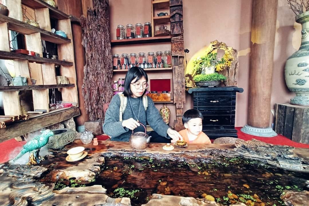 RÌ VIU NHANH BẢO TÀNG GỐM BÁT TRÀNG 🏺

Còn nhớ lần gần nhất mình đến Bát Tràng là lúc bụng bầu hơn 8 tháng, đi cùng em gái, trên chuyến xe buýt. Và đó cũng là chuyến đi cuối cùng trước khi mình lên bàn đẻ. Ấp ủ quay lại đây cùng con mà mãi đến tận giờ mới đi được, điểm đến mình lựa chọn là bảo tàng gốm Bát Tràng mới xây năm ngoái. Cùng mình rì viu nhanh xem chỗ này có gì chơi nhé!

Tụi mình chọn đi xe máy cho chủ động, đường đi google map là ra, đến nơi thì gửi xe ở bãi ngay bên cạnh (10k/xe). Sau đó vào cổng mua vé. Nhà mình có 2 người lớn, 1 bé 2 tuổi rưỡi nên mua 2 vé tham quan (30k/người), 2 vé hương sa trà (40k/người), 1 vé trải nghiệm Tôi làm nghệ nhân (50k/người). Mình không mua vé xe điện (30k/người còn thuê cả xe là 250k/xe) vì mỗi chuyến chỉ có thời gian 30 phút và không được chuyển xe nên không tham quan được mấy.

#1 Quảng trường gốm (tầng 1)

Đây là nơi nhìn rõ nhất kiến trúc độc đáo của bảo tàng. Rất nhiều hình xoắn ốc màu đất nung khổng lồ. Thiết kế các vòng xoắn to dần lên trên siêu thông minh, bề ngoài thì trông như bàn vuốt gốm, còn bên trong lại chính là các bục bày gốm và cầu thang để đi.

Tuy nhiên mình không thấy trưng bày các sản phẩm mỹ nghệ ngoài sân như các bài trên mạng, có thể chỉ khi có sự kiện lớn người ta mới bày ra. Dưới này còn có các khu trưng bày giới thiệu sản phẩm gốm nổi tiếng Bát Tràng nhưng cũng chỗ đóng chỗ mở.

#2 Trải nghiệm nặn gốm (tầng G)

Không gian ở đây rất mát mẻ, rộng rãi, nhiều ánh sáng. Mình được phát 1 yếm đeo, 1 tảng đất sét, ngồi ở bàn xoay, có người hướng dẫn nặn. Nặn xong ra ngoài để khò cho cứng xong tô màu và mang về. Bên cạnh có cả khu tô tượng. Bé nhà mình lần đầu được chạm tay vào đất sét thích thú kêu "Lạnh quá", hết sờ mó xoè tay xoay xoay lại thò tay xuống xô nước bên cạnh rửa, kết quả là tảng đất sét càng ngày càng ướt, không nặn được ra hình gì cả 😂

Thích cái là ở đây bạn muốn nặn bao lâu tùy thích. Mình nhớ hồi xưa đi nặn ở nhà dân không dược thoải mái như thế, còn bị cô chủ giục làm nhanh còn đóng cửa, xong sốt ruột ngồi làm hộ mang đi nung luôn cho nhanh, mà cũng 50k/người.

#3 Thưởng trà và các tác phẩm điêu khắc ánh sáng (tầng 5)

Vé ghi là thưởng trà ủ mát nhưng trên thực tế bạn sẽ chỉ được uống trà ô long ủ mát miễn phí thôi, còn các trà khác nếu muốn thử phải mua. Trà khá thơm, tuy nhiên hơi nhạt. Còn các tác phẩm điêu khắc ánh sáng số lượng hơi ít, có người giới thiệu tuy nhiên ngắn có vài phút thôi. Xung quanh trang trí không đặc sắc lắm, kiểu vườn hoa cây cảnh, view xuống thành phố. Nói chung không nhiều hoạt động hay ho tương xứng với giá vé lắm.

Điểm gỡ duy nhất ở đây là có bàn uống trà làm từ thân cây thành bể cá rất độc đáo. Bạn nhà tớ mê cái bàn này lắm vì có bao nhiêu là cá bảy màu bơi tung tăng. Ngoài ra chỗ này cũng phù hợp cho bạn nào muốn chụp ảnh cổ vì ở đây có cho thuê trang phục với giá 80k/bộ.

#4 Còn khu trưng bày giới thiệu giúp mọi người tìm hiểu về sự hình thành phát triển của làng nghề nổi tiếng của Việt Nam ở tầng 2,3 nữa nhưng đang trong giai đoạn sửa chữa. Nói chung cũng không tương xứng với giá vé tham quan 30k/người lắm.

Túm lại, đi một lần cho biết thôi, điểm sáng duy nhất ở đây là khu vực nặn gốm, còn lại bảo tàng nên bổ sung nhiều hoạt động hơn, hoặc giá vé tham quan bao gồm cả hương sa quán vì khu trưng bày bị đóng cửa mất rồi 😅