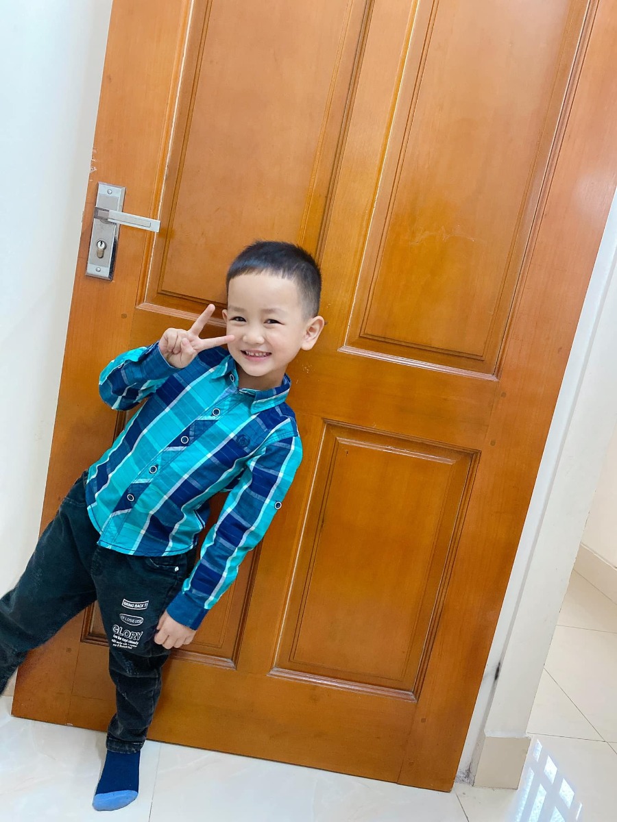 BỐ MẸ NÊN ĐỌC BÀI VIẾT NÀY ÍT NHẤT MỘT LẦN!!!

Chúng ta không trông chờ ở nhà trường, vì chính chúng ta mới là tấm gương sáng nhất mà con đi qua mỗi ngày để soi lại chính con.

5 PHƯƠNG PHÁP TẠO RA LIÊN KẾT NÃO:

1. TỰ KỶ ÁM THỊ

-Đứa trẻ bị nhận xét là tăng động/ lỳ/ngu-> sau đó bé sẽ hiểu bé là người như vậy.
-Cô gái tóc xoăn bị ám thị là tóc xoăn thì khổ. Về sau cô ấy luôn nghĩ cuộc sống cô ấy toàn là đau khổ.
-Cô gái đi xem bói bị ám thị 2 lần đò. Khi cô ấy lập gia đình, suốt ngày cãi nhau với chồng và nghĩ mình sẽ phải 2 lần đò.
-Trẻ không nghe lời bởi vì thiếu cảm xúc. Nếu cha mẹ đánh trẻ, trẻ sẽ không thương chính mình, về sau trẻ không thương người khác. Như vậy, cha mẹ vô tình NUÔI DƯỠNG MẦM MÓNG CỦA KẺ SÁT NHÂN.Vì vậy hãy thay đổi nhân thay vì thay đổi quả.
-Nếu đánh trẻ 1 cái, sau này con chấp nhận bị chồng hoặc người yêu đánh tối thiểu 5 cái rồi mới phản kháng (đứa trẻ bị cha mẹ đánh, sẽ nâng NGƯỠNG CHẤP NHẬN ĐƯỢC lên)
-> Phụ nữ hiện đại đánh Son không đánh con.
-Con voi nếu bị xích từ nhỏ, lớn lên nó sẽ tự ám thị mình không bước ra được -> lớn lên vẫn không dám bứt ra.

-Không đòi hỏi ở con bất kỳ điều gì, tôn trọng con.

2. NGUYÊN TẮC KẾT NỐI CHA MẸ VÀ CON
NƠI NÀO CÓ TRẺ EM NƠI ĐÓ CÓ THỊNH VƯỢNG. (Đừng bao giờ phán xét con-> NGUYÊN TẮC VÀNG)

-Kết nối cùng con, yêu thương con vô điều kiện, tôn trọng con:
- Mắt: nhìn con 4 giây
- Cơ thể: Tối thiểu mỗi ngày ôm con 1 lần (ôm nhau 8 giây, tim mình chạm vào tim người được ôm)
-Muốn kết nối với con phải yêu thương con vô điều kiện, chỉ cần thấy con là hạnh phúc, mọi mệt mỏi tan biến. Làm sao để khi về nhà con sẽ là người đầu tiên chạy vù ra chào đón mình, thay vì đang chơi ở ngoài thấy mình lật đật chạy vô phòng giả vờ học bài. Dù con có thế nào mẹ vẫn luôn yêu con, chứ không phải "con lấy giúp mẹ cây chổi thì mẹ mới yêu con".

=>RÈN CHÍNH MÌNH trước khi rèn con: Thời gian trôi qua, nếu cha mẹ không ôm con nữa thì con cũng không có thói quen ôm cha mẹ.

3. CÂU CHÂM NGÔN THẦN THÁNH " NO PAIN - NO GAIN"

-Cha mẹ nên nói cho trẻ hiểu ở trên đời ko có gì tự nhiên mà có. Muốn có cái gì đó thì phải lao động. cha mẹ muốn có tiền thì phải lao động vất vả mới có được.
-Cha mẹ mang con đến thế giới này nên cha mẹ có nghĩa vụ cho con cái con cần, đó là nhu cầu thiết yếu mà thiếu con sẽ ko sống được như cơm ăn, nước uống, mái nhà để ở, ngôi trường để học. Cha mẹ không có nghĩa vụ cho con những thứ con muốn, con muốn có nó thì con phải lao động, phải trải qua đau đớn, vất vả ( pain) thì con mới có được hạnh phúc có nó (gain).
-Cha mẹ không nên đáp ứng mọi đòi hỏi của con, mà phải cho con sự trao đổi, vd muốn ăn kem thì phải rửa chén để mẹ cho tiền mua kem. Muốn mua ipad thì phải 1 tháng liền lau nhà, gấp quần áo...
-Đừng bao giờ cho con gain mà không cho pain (triết lý viên kẹo luôn đúng). Tất cả mọi thứ trong cuộc đời này đều có nhờ sự nỗ lực.
-Than thở đau đớn để đạt được điều mình muốn (khổ nhục kế) sẽ dẫn đến nghiện với nỗi đau, thoải mái với đau đớn, gặp người đồng cảm họ thích chơi cùng (họ nghĩ: ÔI, FAN CỦA TÔI)
-Vd: đi vệ sinh 3p đầu thấy mùi, 5p sau không còn thấy mùi nữa -> quen dần với những thứ xung quanh. Tiếp xúc với điều gì đó 5 lần sẽ không thấy khó chịu nữa. Ở đâu sẽ hòa nhập ở đó. Than nhiều thì sẽ thành ... mỏ than. :)))))

4. DẠY CHO CON CÂU THẦN CHÚ ĐỂ ĐI ĐẾN THÀNH CÔNG PHẢI CÓ " LÒNG BIẾT ƠN"

-Cha mẹ hãy khơi gợi cho con tiềm thức về lòng biết ơn như hãy hỏi con " điều con cảm thấy biết ơn là gì?". khi con trả lời con biết ơn....trong não con sẽ xuất hiện các nơ ron xanh, sản sinh ra ánh sáng xanh, lòng biết ơn càng nhiều, nơ ron xanh càng nhiều thì tâm tính, biểu cảm gương mặt sẽ vui tươi, dễ mến, thân thiện. ai cũng quý cũng muốn kết thân, công việc sẽ thuận lợi.
-Ngược lại người hay oán hận, nóng nảy sẽ làm não sản sinh ra nơ ron đỏ, nơ ron đỏ càng nhiều thì gương mặt càng khó coi, khó gần, ai thấy cũng muốn tránh xa. Vì vậy công việc sẽ bị ảnh hưởng và không thuận lợi.
-Ở phương tây có lễ tạ ơn hằng năm. Làm ba mẹ chúng ta hãy:
-Dạy con tôn trọng và biết ơn thầy của mình: trọng thầy mới được làm thầy.
-Biết ơn cha mẹ và đấng sinh thành (lớn lên mối quan hệ trong cuộc sống không tốt nếu không biết ơn đấng sinh thành)
-Tư duy sai về tiền hoặc thiếu biết ơn về tiền bạc: tập cảm ơn người bán hàng vì mình mua được thứ mình cần, biết ơn và hạnh phúc.
-Khi mình nghèo hãy trả tiền cho người khác để được kế bên họ. Nhưng ngược lại người nghèo gặp người giàu họ nghĩ họ được cho cái gì đó. Người thành công mang cái xẻng kiếm gì đó xúc cho người khác. Người nghèo bền vững: cầm cái cuốc cào và xin. Hãy dạy con cách sống để cho đi.

5. CHA MẸ LÀ NGƯỜI THẦY XUẤT SẮC NHẤT TRONG CUỘC ĐỜI CON.

-Được công nhận: đứa trẻ không được công nhận nó sẽ cảm thấy "đói và khát", luôn đi cào cấu khắp mọi người xung quanh để đòi sự công nhận.

-Có một cô gái hát rất hay, một hôm cô ấy tham gia giọng ca tại trường.Cô ấy được huy chương giọng hát hay (trong huy chương đó không có tên người nhận, chỉ có tên giải thưởng). Cô ấy về nhà phấn khởi khoe với bố: "Bố ơi, con thi hát được huy chương giọng hát hay nè bố". Ông bố hầm hầm đáp: “Hát hò thì có gì hay, sướng ca vô loài…”. Cô bé đang vui bỗng tổn thương vô độ.

-Một hôm nhà có khách tới chơi, các chị em ngồi ở phòng khách. Người khách hỏi: “Trời, đứa nào nhà anh hát hay mà được tặng cả huy chương vậy”. Ông bố trong lòng luôn thương yêu và tôn trọng người con cả: “Nên chỉ vào con cả và nói: “Của bé Cả đó”. Cô bé được tặng huy chương rất đau lòng, và muốn thốt lên với bố rằng: “Của con mà bố”.
-Từ đó, cô luôn đi cào cấu khắp nơi chỉ tìm sự công nhận của người bố. Lớn lên cô gái thay đổi nhiều ng yêu vì cho rằng không ai công nhận những gì cô ấy làm. Cô ấy đi làm rất giỏi, nhưng hễ ai đứng ra đưa ý kiến là cô ấy như núi lửa phun trào. Và cô ấy lấy chồng, cô ấy hi sinh hết lòng cho nhà chồng, nhưng hễ mẹ chồng hay chồng đưa ra ý kiến thì cô ấy gào thét lên vì cho rằng những gì cô ấy làm mọi người không nhìn thấy.
-Có 1 đứa bé không giỏi toán, bài kiểm tra của cậu luôn ở mức 5-6 điểm một hôm cậu thi toán rất nỗ lực để được 7 điểm. Cậu nhận được bài kiểm tra và vui mừng cả ngày. Chiều về cậu phấn khởi chạy vào khoe với mẹ: “Mẹ ơi, hôm nay con được 7 điểm môn toán nè.” Mẹ cậu thản nhiên đáp. “Tưởng gì, 7 điểm mà cũng khoe.”
-Đứa trẻ chùn xuống, trở về phòng và cầm bài kiểm tra vò nát lại, vứt mạnh xuống đất. Từ đó, đứa trẻ tự độc thoại: “Thành công không có gì là sung sướng cả, thành công chỉ là gáo nước lạnh tạt vào mặt mà thôi”. Từ đó đứa trẻ từ bỏ sự nỗ lực.
-Nếu như cả thế giới này không tin tưởng con bạn, thì bạn chính là người duy nhất tin con. Nếu bạn không công nhận con, lớn lên con sẽ trở thành người luôn luôn kể công với người khác. Cần công nhận khi con tốt hơn ngày hôm qua chứ không phải chỉ công nhận khi con đáp ứng mong cầu của ba mẹ.

ST