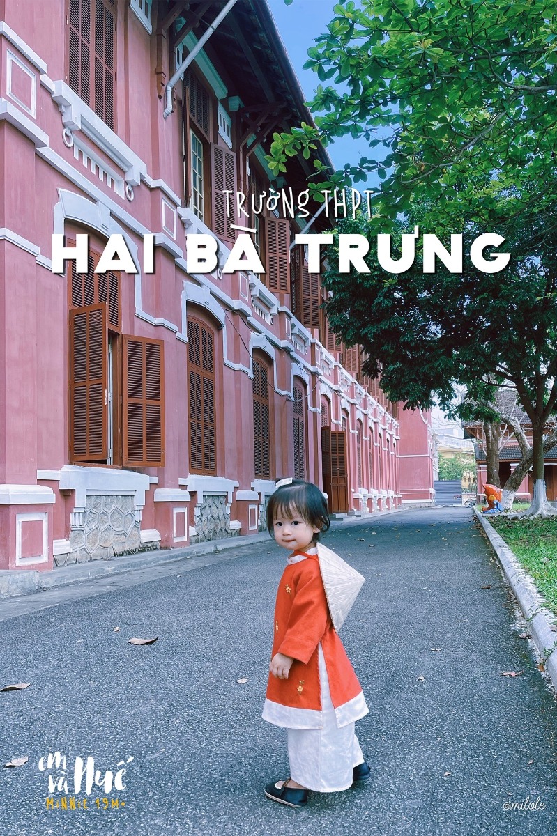 Con chào các cô chú ạ, con là em bé Minnie, 1 tuổi rưỡi 👧🏻

Con sinh ra ở Sài Gòn, mẹ con là người Huế, mẹ con rất yêu Huế…

Mẹ nói :”Xa Huế rồi, lại càng thấy yêu Huế nhiều hơn, giống như người ta thường nói khi có không trân trọng, mất lại tìm vậy đó”

Xa Huế rồi, mẹ con mới thấy Huế đẹp biết bao nhiêu, bình yên và nhẹ nhàng biết bao nhiêu.

Nếu có dịp, các cô chú hãy ghé thăm Huế của mẹ con nhé, ghé thăm vùng đất Cố Đô “bao năm vẫn vậy”, để được sống chậm lại, được cảm nhận nét đẹp trầm lắng, dịu dàng, bình yên của cảnh quan và con người nơi đây, một cảm giác khó tả khiến bất kỳ ai cũng phải luyến lưu ❤️

Trước khi đó, con mời các cô chú cùng con đi du lịch Huế trên từng bức hình nhé 🥰
