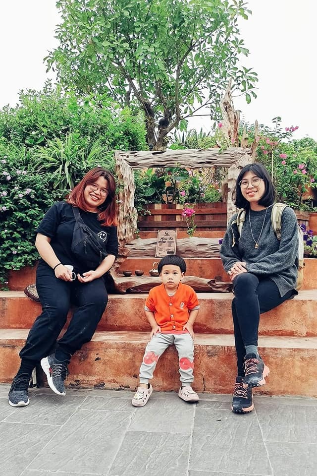 RÌ VIU NHANH BẢO TÀNG GỐM BÁT TRÀNG 🏺

Còn nhớ lần gần nhất mình đến Bát Tràng là lúc bụng bầu hơn 8 tháng, đi cùng em gái, trên chuyến xe buýt. Và đó cũng là chuyến đi cuối cùng trước khi mình lên bàn đẻ. Ấp ủ quay lại đây cùng con mà mãi đến tận giờ mới đi được, điểm đến mình lựa chọn là bảo tàng gốm Bát Tràng mới xây năm ngoái. Cùng mình rì viu nhanh xem chỗ này có gì chơi nhé!

Tụi mình chọn đi xe máy cho chủ động, đường đi google map là ra, đến nơi thì gửi xe ở bãi ngay bên cạnh (10k/xe). Sau đó vào cổng mua vé. Nhà mình có 2 người lớn, 1 bé 2 tuổi rưỡi nên mua 2 vé tham quan (30k/người), 2 vé hương sa trà (40k/người), 1 vé trải nghiệm Tôi làm nghệ nhân (50k/người). Mình không mua vé xe điện (30k/người còn thuê cả xe là 250k/xe) vì mỗi chuyến chỉ có thời gian 30 phút và không được chuyển xe nên không tham quan được mấy.

#1 Quảng trường gốm (tầng 1)

Đây là nơi nhìn rõ nhất kiến trúc độc đáo của bảo tàng. Rất nhiều hình xoắn ốc màu đất nung khổng lồ. Thiết kế các vòng xoắn to dần lên trên siêu thông minh, bề ngoài thì trông như bàn vuốt gốm, còn bên trong lại chính là các bục bày gốm và cầu thang để đi.

Tuy nhiên mình không thấy trưng bày các sản phẩm mỹ nghệ ngoài sân như các bài trên mạng, có thể chỉ khi có sự kiện lớn người ta mới bày ra. Dưới này còn có các khu trưng bày giới thiệu sản phẩm gốm nổi tiếng Bát Tràng nhưng cũng chỗ đóng chỗ mở.

#2 Trải nghiệm nặn gốm (tầng G)

Không gian ở đây rất mát mẻ, rộng rãi, nhiều ánh sáng. Mình được phát 1 yếm đeo, 1 tảng đất sét, ngồi ở bàn xoay, có người hướng dẫn nặn. Nặn xong ra ngoài để khò cho cứng xong tô màu và mang về. Bên cạnh có cả khu tô tượng. Bé nhà mình lần đầu được chạm tay vào đất sét thích thú kêu "Lạnh quá", hết sờ mó xoè tay xoay xoay lại thò tay xuống xô nước bên cạnh rửa, kết quả là tảng đất sét càng ngày càng ướt, không nặn được ra hình gì cả 😂

Thích cái là ở đây bạn muốn nặn bao lâu tùy thích. Mình nhớ hồi xưa đi nặn ở nhà dân không dược thoải mái như thế, còn bị cô chủ giục làm nhanh còn đóng cửa, xong sốt ruột ngồi làm hộ mang đi nung luôn cho nhanh, mà cũng 50k/người.

#3 Thưởng trà và các tác phẩm điêu khắc ánh sáng (tầng 5)

Vé ghi là thưởng trà ủ mát nhưng trên thực tế bạn sẽ chỉ được uống trà ô long ủ mát miễn phí thôi, còn các trà khác nếu muốn thử phải mua. Trà khá thơm, tuy nhiên hơi nhạt. Còn các tác phẩm điêu khắc ánh sáng số lượng hơi ít, có người giới thiệu tuy nhiên ngắn có vài phút thôi. Xung quanh trang trí không đặc sắc lắm, kiểu vườn hoa cây cảnh, view xuống thành phố. Nói chung không nhiều hoạt động hay ho tương xứng với giá vé lắm.

Điểm gỡ duy nhất ở đây là có bàn uống trà làm từ thân cây thành bể cá rất độc đáo. Bạn nhà tớ mê cái bàn này lắm vì có bao nhiêu là cá bảy màu bơi tung tăng. Ngoài ra chỗ này cũng phù hợp cho bạn nào muốn chụp ảnh cổ vì ở đây có cho thuê trang phục với giá 80k/bộ.

#4 Còn khu trưng bày giới thiệu giúp mọi người tìm hiểu về sự hình thành phát triển của làng nghề nổi tiếng của Việt Nam ở tầng 2,3 nữa nhưng đang trong giai đoạn sửa chữa. Nói chung cũng không tương xứng với giá vé tham quan 30k/người lắm.

Túm lại, đi một lần cho biết thôi, điểm sáng duy nhất ở đây là khu vực nặn gốm, còn lại bảo tàng nên bổ sung nhiều hoạt động hơn, hoặc giá vé tham quan bao gồm cả hương sa quán vì khu trưng bày bị đóng cửa mất rồi 😅