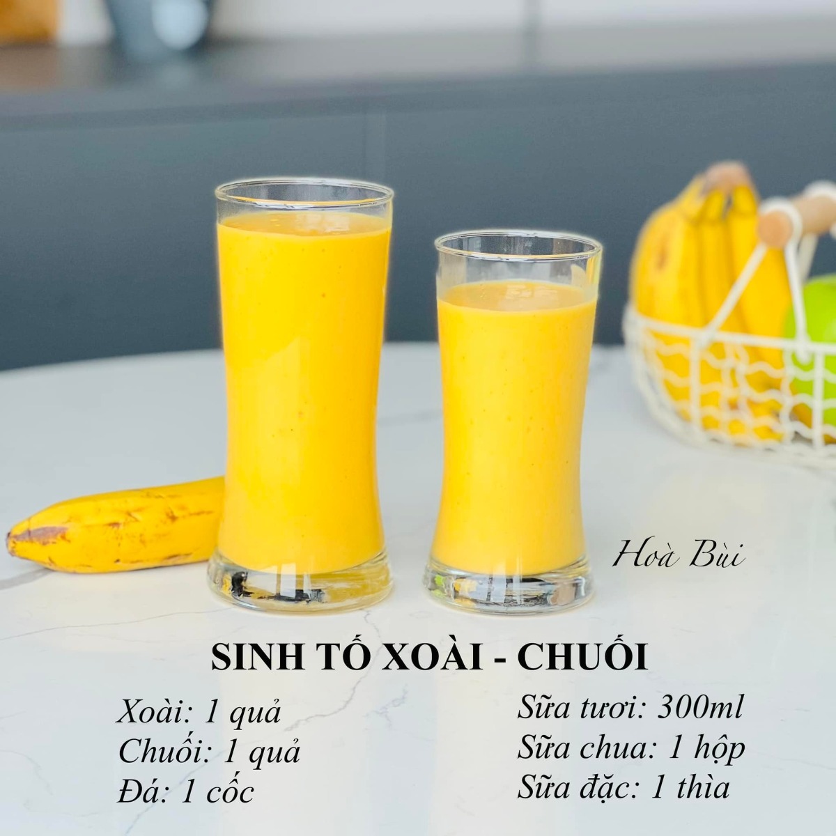 10 CÔNG THỨC SINH TỐ HOA QUẢ THƠM NGON ĐẸP 

Mùa hè nắng nóng này chỉ muốn uống gì đấy mát mát, thơm ngọt kiểu như sinh tố hoa quả hay nước ép. Nghĩ tới mấy thứ mát lạnh màu sắc cũng thích rồi.

Mấy bạn nhỏ nhà em có nhiều loại hoa quả để cắt miếng các bạn ý lại không ăn, không muốn ăn. Còn xay sinh tố thì nhiều khi dạng sệt các bạn ý lại không khoái lắm. Nói chung là cái gì cũng thế cũng cần tạo thói quen và rèn luyện từ từ. Dưới đây là những loại sinh tố hoa quả mà ngon, thơm và dễ uống mà được cả 3 bạn nhỏ nhà em cực thích nên em chia sẻ hi vọng sẽ tạo động lực để các mẹ làm vào hè này nhé. 

🍀 Mới làm quen nên em mới làm sinh tố từ hoa quả trước (rau thì khi quen hẳn cách uống thì em sẽ mix dần vào sau) 

🍀 Công thức chung là:

Hoa quả + sữa tươi không đường + đá + sữa chua + sữa đặc (tuỳ công thức)  

🍀 Một số lưu ý để có cốc sinh tố hấp dẫn:

👉 Không nên dùng sữa chua có hương vị mà nên dùng sữa chua hy lạp, sữa chua không đường.

👉 Nên dùng sữa tươi không đường hoặc sữa hạt nếu không dùng nước lọc vì hoa quả thường có vị ngọt sẵn, tuỳ hoa quả mà nhạt thì mix thêm sữa đặc, còn không thì bỏ qua sữa đặc vì sinh tố ngọt quá cũng khó uống. 

👉 Nếu công thức kết hợp 2-3-4 loại quả thì nên chọn cốt 1 loại có vị ngọt và hương thơm chủ đạo, còn lại không vị hoặc hơi chua để món sinh tố không bị ngọt quá khó quá. 

👉 Em thì hay xay hoa quả tươi luôn nhưng nếu không có thời gian mua sắm hàng ngày hoặc chuẩn bị hàng ngày hoặc có 1 số loại mix số lượng ít một loại thì có thể chia sẵn và cho vào hộp/túi để ngăn đá từng công thức, khi nào ăn thì bỏ ra xay là xong. 

👉 Cần có 1 chiếc máy xay công suất lớn để giúp sinh tố thật nhuyễn nhất là: rau củ và đá 

Vì nếu sinh tố mà nó lợn cợn thì sẽ khó uống hơn

Em tiện dùng luôn máy xay sữa hạt vì máy có công suất mạnh nên xay hơn 1p là nhuyễn mịn luôn, tiết kiệm thời gian hơn. 

Nguồn: Hòa Bùi - YÊU BẾP