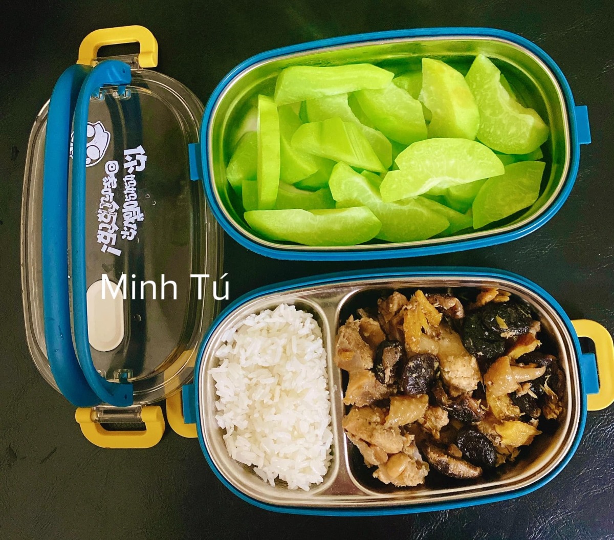 [GÓC MANG CƠM ĐI LÀM]

Em chào các anh chị, các bạn. Hôm nay em xin góp vui với cả nhà một số hộp cơm mang đi làm hàng ngày của vợ chồng em. Ảnh đa số là hộp của em, còn hộp của chồng thì nhiều cơm hơn. Tiêu chí là ăn no thôi còn đủ chất không thì em cũng không biết nữa 😂

Chồng em từ ngày lấy vợ trí nhớ bị suy giảm, quên hết những thứ cần quên, quên hết tất cả các ngày lễ và ngày kỉ niệm, nên để chồng không quên luôn cả cái ngày được lĩnh một khoản tiền mà người ta hay gọi là lương, mà khoản này thì nên đưa cho vợ, nên em đã phải nấu cơm như này để giúp chồng không mất trí nhớ nữa =)))

Nhưng bù lại cho việc mất trí nhớ thì chồng em tăng được mỗi hơn chục cân ạ.