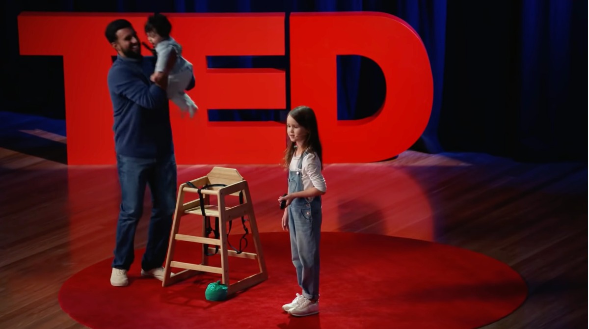 Hôm rồi mình phải gọi ngay ông con 11 tuổi ra xem 1 clip TED Talk, bởi diễn giả là 1 cô bé mới 7 tuổi, nói về điều quan trọng nhất cho sự phát triển của trẻ em.

Cô bé đưa ví dụ dễ hiểu về sự tương tác giữa bố mẹ với một đứa trẻ. Cô bé nói rằng: Trò ú oà có thể làm thay đổi thế giới, vì nó tạo ra sự kết nối, sự tin tưởng của trẻ con với người lớn.

Và khi đứa bé nói chuyện với người bố dán mắt vào iPad, nó chỉ còn sự giận dỗi, stress, và điều đó ảnh hưởng lớn tới tính cách, cách mà đứa trẻ phản ứng với thế giới khi lớn lên chứ không chỉ là những khoảnh khắc mà ta vẫn tặc lưỡi bỏ qua.

Nhìn lại, sự mất kết nối giữa cha mẹ và con cái ngày càng lớn. Hố sâu ngăn cách ấy đôi khi chỉ đơn giản là bố mẹ mất tập trung vào những thứ diễn ra trước mắt, chỉ quan tâm tới những thứ hầu như không liên quan tới mình- ở trên mạng xã hội Facebook, YouTube.

Bởi thế, bữa ăn ngồi với nhau nhưng mỗi người 1 cái điện thoại, đi chơi với nhau nhưng mỗi người 1 cái điện thoại, xem tivi cùng nhau nhưng mỗi người 1 cái điện thoại… Đó là lý do vì sao con cái khép mình, không thể chia sẻ và vì thế, khi chúng bế tắc, chúng không biết hỏi ai.

Những vụ tự tử của trẻ em vừa qua mình không nghĩ hoàn toàn là do áp lực học hành, nó là áp lực chung của cuộc sống mà không thể giải toả. Giống quả bóng khi bị căng quá mức, nếu không có van xả, nó sẽ phát nổ. Mọi thứ đều theo nguyên lý như vậy.

Và thật trùng hợp, nó là cách sống ngoài hiện tại, không cần biết đến hiện tại là gì. Vì cái hiện tại mà mình đang sử dụng lại tập trung cho 1 thứ không có ở đây, không ở cạnh mình. Còn thứ đang là hiện tại lại bị bỏ quên dù luôn nghĩ nó là quan trọng nhất.

"Sống trong hiện tại, có mặt trong hiện tại" chỉ là content theo trends Facebook. Vì khi post câu đó, cũng là lúc người ta trao hiện tại của chính mình cho mạng xã hội 🙂