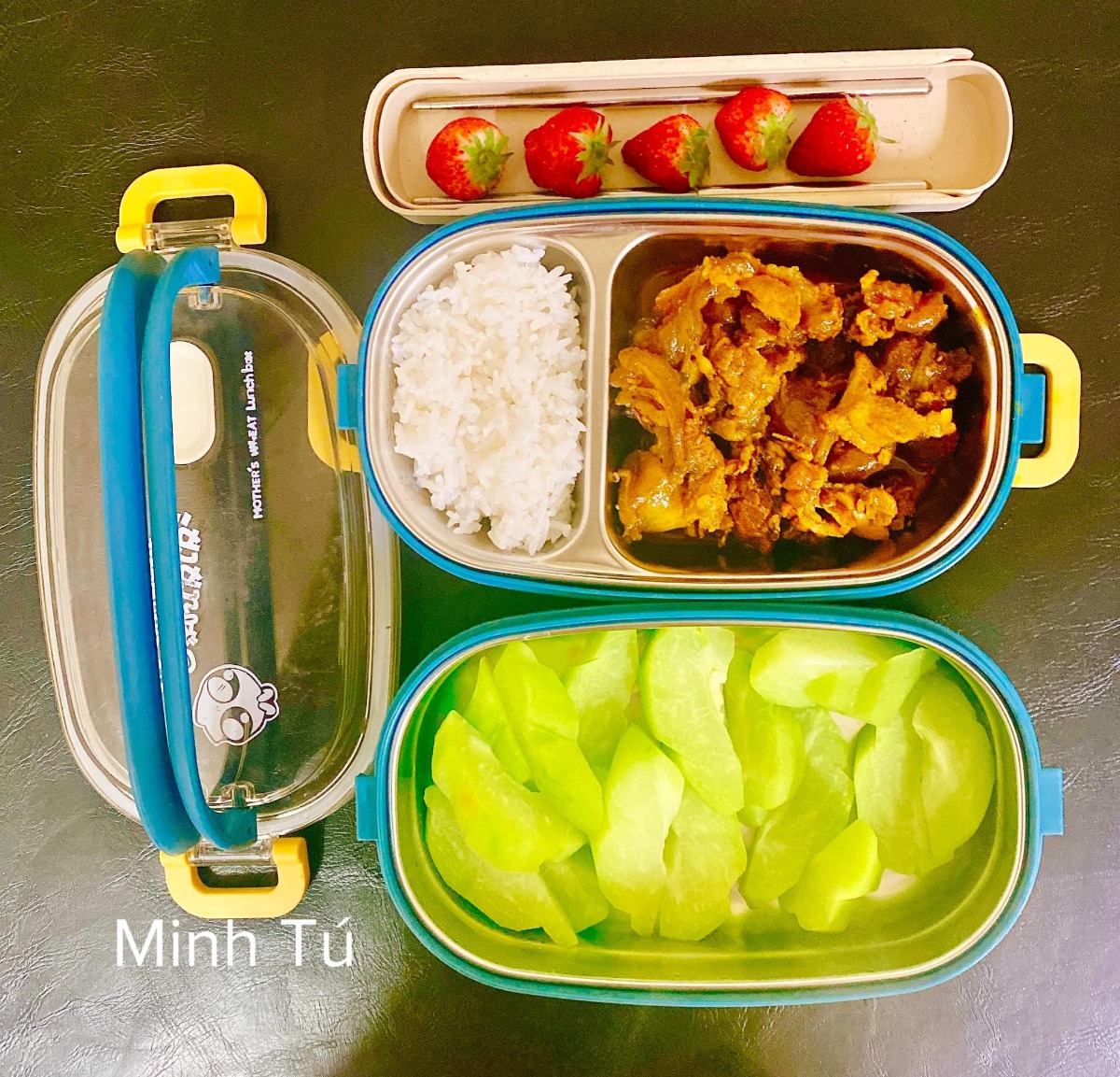 [GÓC MANG CƠM ĐI LÀM]

Em chào các anh chị, các bạn. Hôm nay em xin góp vui với cả nhà một số hộp cơm mang đi làm hàng ngày của vợ chồng em. Ảnh đa số là hộp của em, còn hộp của chồng thì nhiều cơm hơn. Tiêu chí là ăn no thôi còn đủ chất không thì em cũng không biết nữa 😂

Chồng em từ ngày lấy vợ trí nhớ bị suy giảm, quên hết những thứ cần quên, quên hết tất cả các ngày lễ và ngày kỉ niệm, nên để chồng không quên luôn cả cái ngày được lĩnh một khoản tiền mà người ta hay gọi là lương, mà khoản này thì nên đưa cho vợ, nên em đã phải nấu cơm như này để giúp chồng không mất trí nhớ nữa =)))

Nhưng bù lại cho việc mất trí nhớ thì chồng em tăng được mỗi hơn chục cân ạ.
