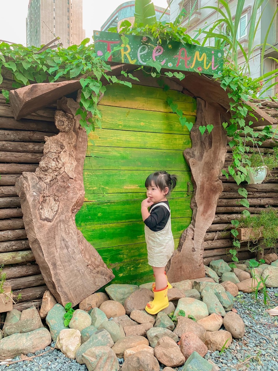 Review về chuyến đi loanh quanh Hà Nội của nhà em ạ.

📍địa điểm : Quán cà phê TreeAmi . Số 19 Nguyễn Văn Huyên kéo dài.
Để mà nói giữa lòng Hà Nội mà lại tìm được 1 con suối cho các bạn lội thì k còn gì bằng đâu ạ.

Tiêu chí của e là cuối tuần lê la tìm được quán cho con vừa có không gian chơi, Bme lại vừa được ngồi nhâm nhi trò chuyện. 😆😆

Quán nè đáp ứng đủ yêu cầu luôn. K phải di chuyển xa,đồ uống k quá đắt. Giá giao động từ 40k trở lên.

Con tha hồ vầy nước,ngắm hoa lá cành. Chạy nhảy nghịch đá sỏi mê mệt gọi k muốn về 😂😂