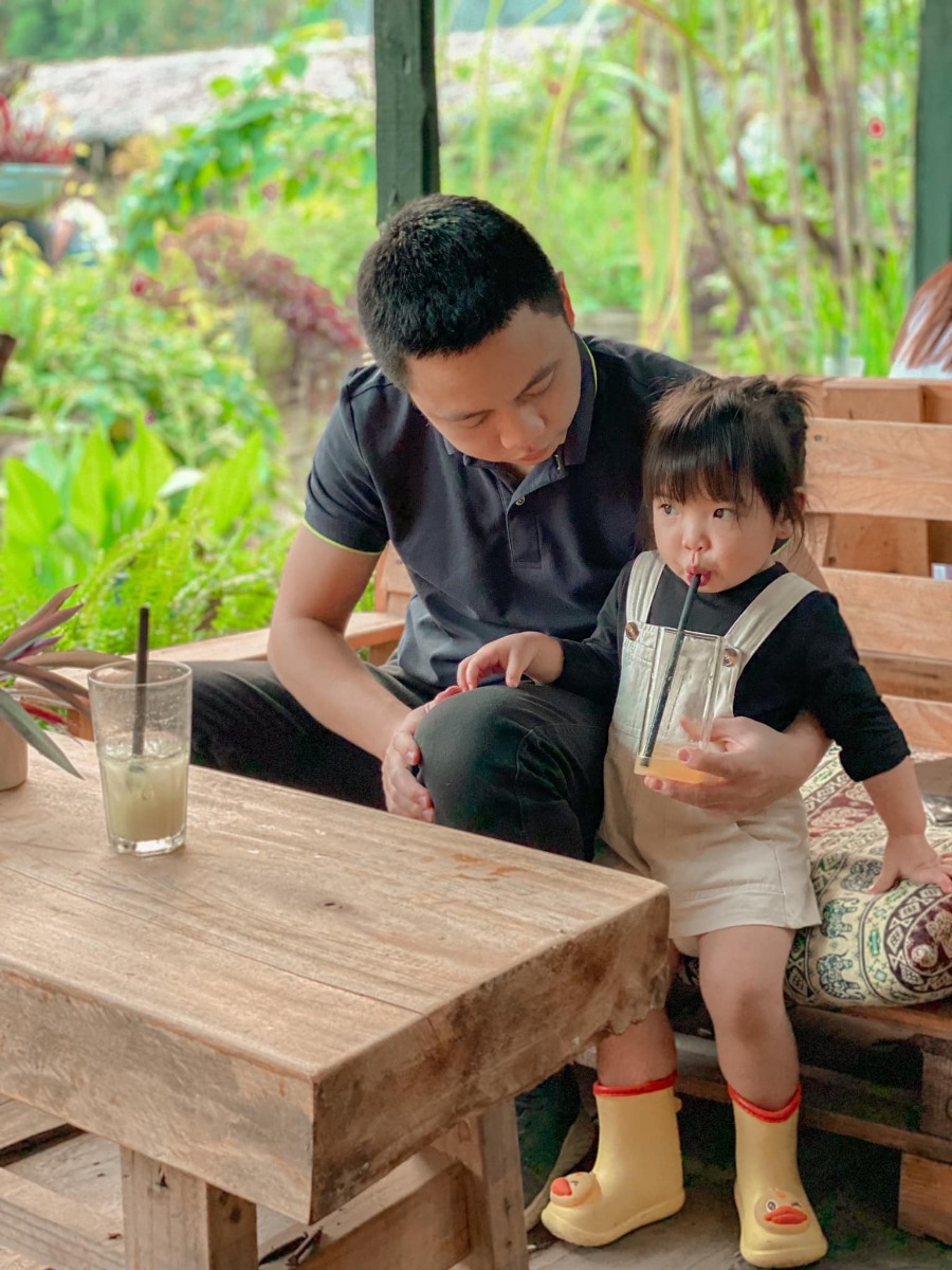 Review về chuyến đi loanh quanh Hà Nội của nhà em ạ.

📍địa điểm : Quán cà phê TreeAmi . Số 19 Nguyễn Văn Huyên kéo dài.
Để mà nói giữa lòng Hà Nội mà lại tìm được 1 con suối cho các bạn lội thì k còn gì bằng đâu ạ.

Tiêu chí của e là cuối tuần lê la tìm được quán cho con vừa có không gian chơi, Bme lại vừa được ngồi nhâm nhi trò chuyện. 😆😆

Quán nè đáp ứng đủ yêu cầu luôn. K phải di chuyển xa,đồ uống k quá đắt. Giá giao động từ 40k trở lên.

Con tha hồ vầy nước,ngắm hoa lá cành. Chạy nhảy nghịch đá sỏi mê mệt gọi k muốn về 😂😂