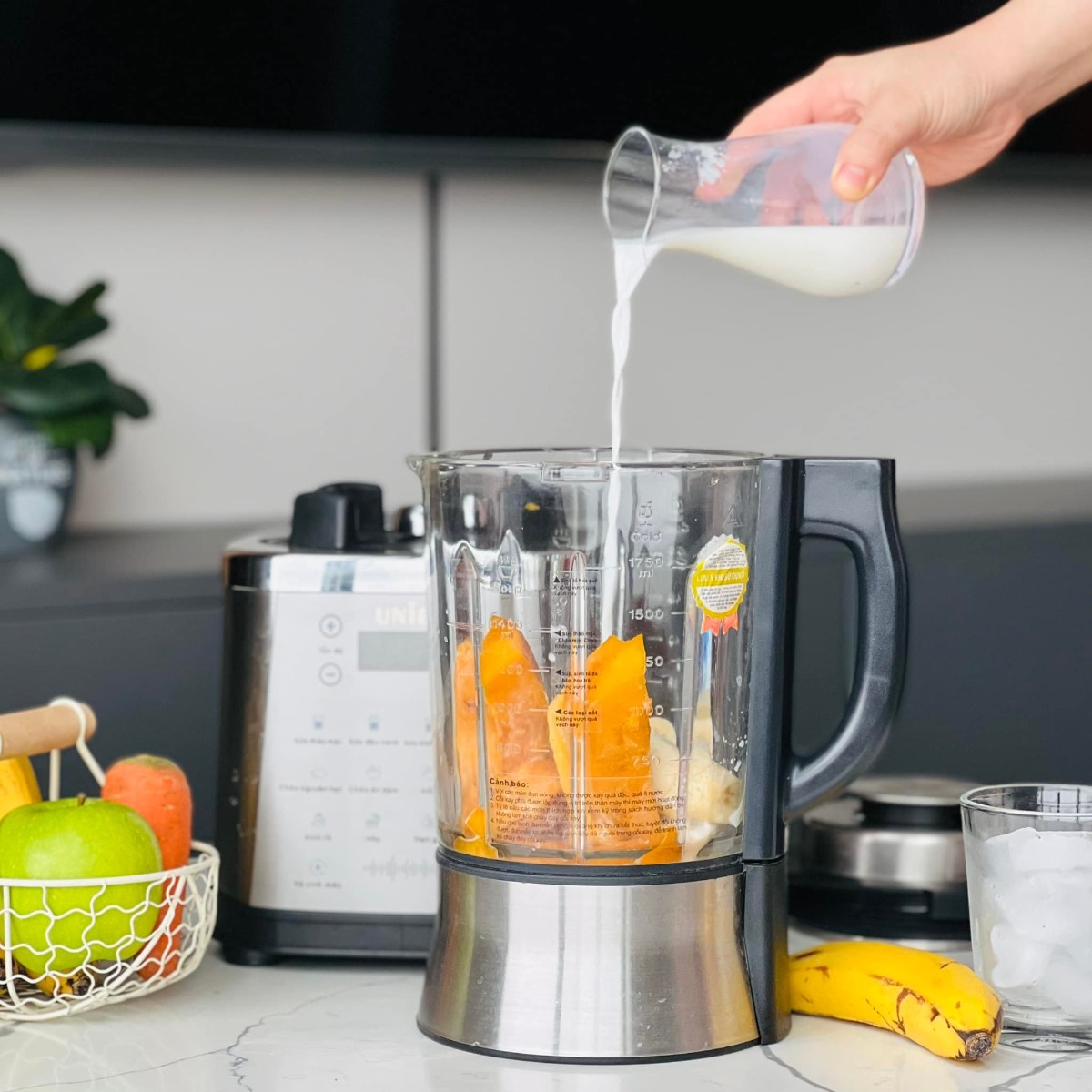 10 CÔNG THỨC SINH TỐ HOA QUẢ THƠM NGON ĐẸP 

Mùa hè nắng nóng này chỉ muốn uống gì đấy mát mát, thơm ngọt kiểu như sinh tố hoa quả hay nước ép. Nghĩ tới mấy thứ mát lạnh màu sắc cũng thích rồi.

Mấy bạn nhỏ nhà em có nhiều loại hoa quả để cắt miếng các bạn ý lại không ăn, không muốn ăn. Còn xay sinh tố thì nhiều khi dạng sệt các bạn ý lại không khoái lắm. Nói chung là cái gì cũng thế cũng cần tạo thói quen và rèn luyện từ từ. Dưới đây là những loại sinh tố hoa quả mà ngon, thơm và dễ uống mà được cả 3 bạn nhỏ nhà em cực thích nên em chia sẻ hi vọng sẽ tạo động lực để các mẹ làm vào hè này nhé. 

🍀 Mới làm quen nên em mới làm sinh tố từ hoa quả trước (rau thì khi quen hẳn cách uống thì em sẽ mix dần vào sau) 

🍀 Công thức chung là:

Hoa quả + sữa tươi không đường + đá + sữa chua + sữa đặc (tuỳ công thức)  

🍀 Một số lưu ý để có cốc sinh tố hấp dẫn:

👉 Không nên dùng sữa chua có hương vị mà nên dùng sữa chua hy lạp, sữa chua không đường.

👉 Nên dùng sữa tươi không đường hoặc sữa hạt nếu không dùng nước lọc vì hoa quả thường có vị ngọt sẵn, tuỳ hoa quả mà nhạt thì mix thêm sữa đặc, còn không thì bỏ qua sữa đặc vì sinh tố ngọt quá cũng khó uống. 

👉 Nếu công thức kết hợp 2-3-4 loại quả thì nên chọn cốt 1 loại có vị ngọt và hương thơm chủ đạo, còn lại không vị hoặc hơi chua để món sinh tố không bị ngọt quá khó quá. 

👉 Em thì hay xay hoa quả tươi luôn nhưng nếu không có thời gian mua sắm hàng ngày hoặc chuẩn bị hàng ngày hoặc có 1 số loại mix số lượng ít một loại thì có thể chia sẵn và cho vào hộp/túi để ngăn đá từng công thức, khi nào ăn thì bỏ ra xay là xong. 

👉 Cần có 1 chiếc máy xay công suất lớn để giúp sinh tố thật nhuyễn nhất là: rau củ và đá 

Vì nếu sinh tố mà nó lợn cợn thì sẽ khó uống hơn

Em tiện dùng luôn máy xay sữa hạt vì máy có công suất mạnh nên xay hơn 1p là nhuyễn mịn luôn, tiết kiệm thời gian hơn. 

Nguồn: Hòa Bùi - YÊU BẾP