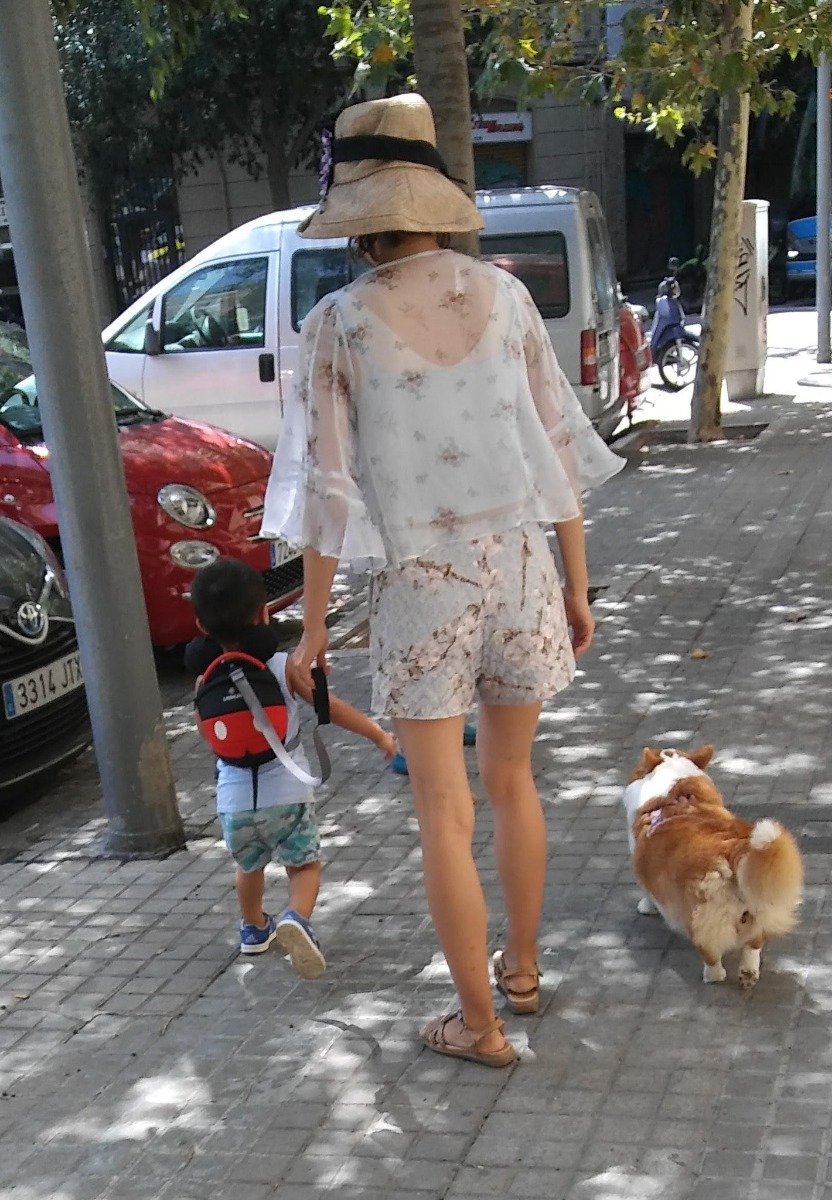 TÌM KIẾM KỶ LUẬT SẼ THẤY TỰ DO 🌹

Trong vô số điều thú vị trên mạng, tôi tìm được một tấm ảnh khá hài hước, đồng thời đáng suy ngẫm: Một bà mẹ trẻ buộc dây vào người con mình dắt đi, trong khi chú chó cảnh của cô thì không cần mang xích. Cư dân mạng bình luận tưng bừng dưới bức ảnh, có nhóm tranh luận về quyền trẻ em, nhóm khác lại cười cho sự ngược đời trong ảnh, một số người ý kiến rằng cảnh đó khiến họ ngẫm nghĩ khá nhiều.

🔹 Tại sao bà mẹ phải buộc dây dắt con mình đi? Không phải vì cô coi đứa bé như thú cưng, mà vì cô muốn con vẫn được chạy chơi, tìm hiểu thế giới xung quanh nhưng không rời xa vòng tay mẹ. Sợi dây cột vào người cậu bé không mang tính cầm tù, mà để bảo vệ cậu khỏi tai nạn như lạc đường, xe tông, bắt cóc,…

🔹 Tại sao bà mẹ không xích cổ chú chó? Vì nó đã được "dạy dỗ" chu đáo và hiểu các nguyên tắc cơ bản. Chú chó sẽ không chạy loạn, không làm phiền người khác và sẽ luôn biết đi theo chủ. Bà chủ không phải lo lắng nhiều cho nó, bởi chú chó đã có tính kỷ luật làm dây cương. Kỷ luật giúp nó tự do thoải mái, không bị trói buộc.

☘

Ở trường, thầy cô thường nghiêm khắc, khó tính với những học sinh quậy phá, cá biệt hoặc hơi “anh chị”. Trong khi đó, các cô cậu bé ngoan ngoãn, chăm chỉ lại được giáo viên tin tưởng và được đối xử mềm mỏng hơn. Với các em tuổi dậy thì, như vậy thật là bất công. Nhưng sự uốn nắn, kèm cặp và luật lệ lại rất cần thiết để người trẻ trưởng thành, giúp họ không đi sai đường hoặc đâm đầu vào rắc rối.

Một người chưa thể tuân thủ kỷ luật của bản thân sẽ giống như đứa bé nghịch ngợm, bị mẹ buộc dây vào người dắt đi thay vì được làm theo ý mình. Càng bất mãn vùng vẫy, càng chứng minh sợi dây kìm giữ họ là cần thiết.

Có người dù đã lớn nhưng vẫn như đứa học trò phá phách, thường xuyên bị “thầy cô” trường đời trách mắng, giám sát. Chẳng hạn các ông chồng ham chơi, ham nhậu, bị vợ cằn nhằn, than vãn, thậm chí bị quát nạt “như mẹ dạy con” 😟. Các ông thấy nhức đầu và phiền phức, lại càng muốn trốn nhà đi chơi cho khuây khỏa. Thế là “gông cùm” do các bà vợ đặt ra càng siết chặt hơn, đến nỗi chồng hầu như không còn tí tự do nào.

Giả sử những người chồng này biết nghĩ tới gia đình, tự giác về nhà sau giờ làm thay vì đi chơi với hội bạn, bớt “cả nể” khi bị ép rượu, không để tâm khi bạn bè trêu là “sợ vợ”, liệu vợ họ có trở nên lắm điều và xét nét không? Trách ai bây giờ? Trách vợ “quản” chồng quá chặt, thiếu tin tưởng hay trách chồng đã sống buông thả và tự đánh mất tự do của mình?

Hay mấy hàng xóm thích hát karaoke thâu đêm suốt sáng, ai nhắc nhở thì sửng cồ lên, bảo đó là quyền tự do cá nhân. Hoặc những kẻ đua xe nẹt pô ầm ĩ giữa đêm khuya, những “con bạc khát nước”, những người nghiện mạng xã hội chẳng đủ thời gian làm việc gì,… đều là hiện thân của đứa trẻ không có sợi dây kỷ luật kìm giữ, tùy tiện chạy lung tung khắp nơi, “dọc ngang nào biết trên đầu có ai”.

Theo Erich Fromm (1900 – 1980), nhà tâm lý học, triết học và xã hội học người Mỹ gốc Đức, có hai loại tự do: Tự do tích cực là khả năng làm chủ ý chí để tự do thể hiện bản thân theo cách mình muốn. Ngược lại, tự do tiêu cực là phương pháp tìm cách thoát khỏi ràng buộc, rào cản, hay những sự kiềm chế từ bên ngoài đối với hành động của cá nhân.

Thời nay nhiều người cho rằng “tự do tiêu cực” mới là tự do đích thực. Thực ra nó chỉ biến họ thành nô lệ cho hai thứ: “Dây cương” kỷ luật của xã hội và dục vọng của chính mình. Vì vậy nhà văn, nhà báo, nhiếp ảnh gia Frank Herbert (1920 – 1986) mới nói: “Tìm kiếm tự do và trở thành tù nhân của dục vọng. Tìm kiếm kỷ luật và tìm thấy tự do.”

☘☘

Kỷ luật và tự do vốn không hề đối lập nhau, ngược lại ta sẽ tiến gần hơn đến tự do nếu tự rèn luyện kỷ luật bản thân. Một người sống nền nếp, biết giữ chữ tín, tôn trọng mọi người sẽ được đáp lại bằng thái độ tôn trọng, lòng tin và nhất là sự tự do không gò bó. Suy cho cùng, luật lệ thường được tạo ra cho những người không sẵn lòng xây dựng luật lệ cho chính mình.

Bs Nguyễn Lan Hải
Bài đăng trên báo Công giáo và Dân tộc.