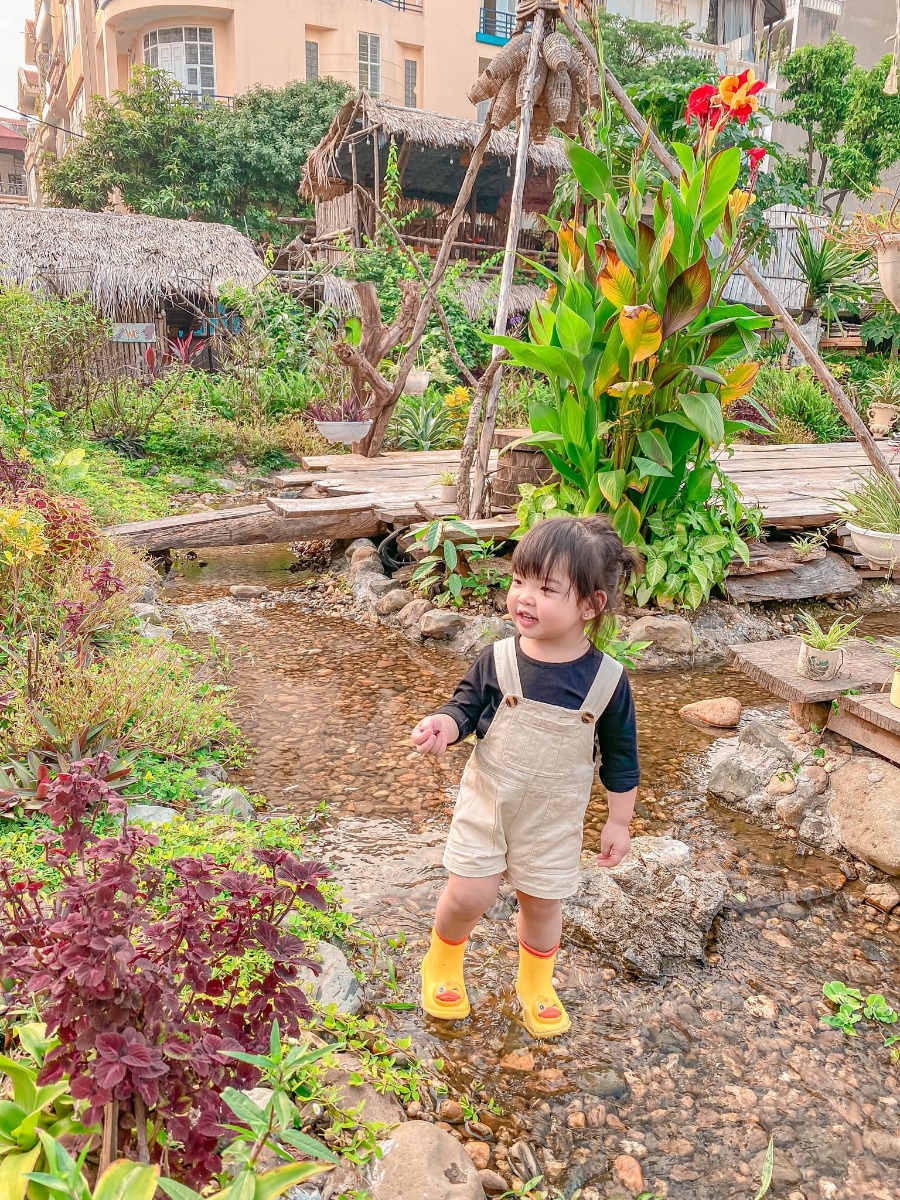 Review về chuyến đi loanh quanh Hà Nội của nhà em ạ.

📍địa điểm : Quán cà phê TreeAmi . Số 19 Nguyễn Văn Huyên kéo dài.
Để mà nói giữa lòng Hà Nội mà lại tìm được 1 con suối cho các bạn lội thì k còn gì bằng đâu ạ.

Tiêu chí của e là cuối tuần lê la tìm được quán cho con vừa có không gian chơi, Bme lại vừa được ngồi nhâm nhi trò chuyện. 😆😆

Quán nè đáp ứng đủ yêu cầu luôn. K phải di chuyển xa,đồ uống k quá đắt. Giá giao động từ 40k trở lên.

Con tha hồ vầy nước,ngắm hoa lá cành. Chạy nhảy nghịch đá sỏi mê mệt gọi k muốn về 😂😂