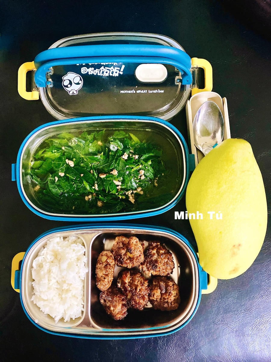 [GÓC MANG CƠM ĐI LÀM]

Em chào các anh chị, các bạn. Hôm nay em xin góp vui với cả nhà một số hộp cơm mang đi làm hàng ngày của vợ chồng em. Ảnh đa số là hộp của em, còn hộp của chồng thì nhiều cơm hơn. Tiêu chí là ăn no thôi còn đủ chất không thì em cũng không biết nữa 😂

Chồng em từ ngày lấy vợ trí nhớ bị suy giảm, quên hết những thứ cần quên, quên hết tất cả các ngày lễ và ngày kỉ niệm, nên để chồng không quên luôn cả cái ngày được lĩnh một khoản tiền mà người ta hay gọi là lương, mà khoản này thì nên đưa cho vợ, nên em đã phải nấu cơm như này để giúp chồng không mất trí nhớ nữa =)))

Nhưng bù lại cho việc mất trí nhớ thì chồng em tăng được mỗi hơn chục cân ạ.