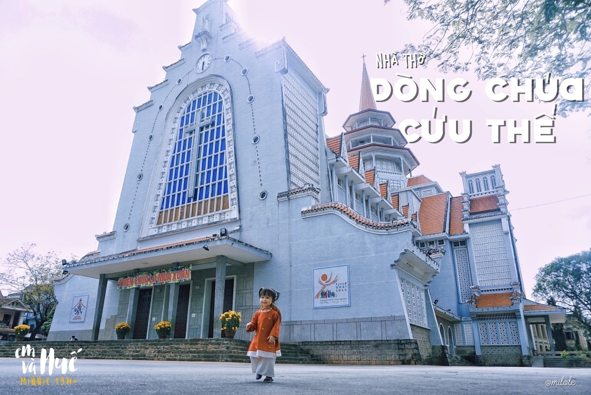 Con chào các cô chú ạ, con là em bé Minnie, 1 tuổi rưỡi 👧🏻

Con sinh ra ở Sài Gòn, mẹ con là người Huế, mẹ con rất yêu Huế…

Mẹ nói :”Xa Huế rồi, lại càng thấy yêu Huế nhiều hơn, giống như người ta thường nói khi có không trân trọng, mất lại tìm vậy đó”

Xa Huế rồi, mẹ con mới thấy Huế đẹp biết bao nhiêu, bình yên và nhẹ nhàng biết bao nhiêu.

Nếu có dịp, các cô chú hãy ghé thăm Huế của mẹ con nhé, ghé thăm vùng đất Cố Đô “bao năm vẫn vậy”, để được sống chậm lại, được cảm nhận nét đẹp trầm lắng, dịu dàng, bình yên của cảnh quan và con người nơi đây, một cảm giác khó tả khiến bất kỳ ai cũng phải luyến lưu ❤️

Trước khi đó, con mời các cô chú cùng con đi du lịch Huế trên từng bức hình nhé 🥰