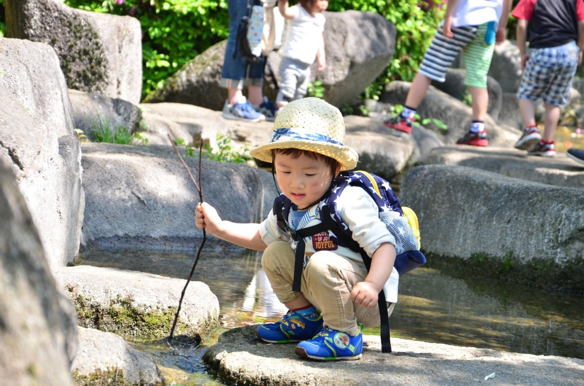 👩‍👩‍👧‍👦 CẨM NANG CHO BỐ MẸ KHI CON LẦN ĐẦU ĐI NHÀ TRẺ.

🍀 Làm thế nào để những bé mới bắt đầu đi học có thể nhanh chóng thích nghi với ngôi nhà thứ hai của mình? Trong vài tháng đầu gửi trẻ phụ huynh thường chịu rất nhiều áp lực tâm lý như con khóc không nín, con đi nhà trẻ về chỉ bám mẹ ăn vạ, con không chịu hợp tác với cô và nhà trường, con bị chấn động tâm lý, không chịu ăn…

🍀 Mình xin được chia sẻ vài điều dưới đây từ chính kinh nghiệm của 1 người mẹ gửi con đi từ hồi 1 tuổi, cũng là một người đang làm việc trong lĩnh vực mầm non, và hy vọng nó có thể là “cẩm nang” giúp ích phần nào cho ba mẹ trong thời kỳ “Giông bão nho nhỏ” này.

🍀 Muốn trẻ yêu trường lớp hòa đồng cùng cuộc sống tập thể cần phải có thời gian để xây dựng cảm giác an toàn, lòng tin, sự tin tưởng và yêu thương với cô giáo và bạn bè. Mất bao lâu để trẻ có được cảm giác ấy, cũng như quá trình hình thành sợi dây tin tưởng ấy với cô giáo diễn ra như nào?

1. Con trẻ cần ít nhất 3-4 tháng (6 tháng với trẻ dưới 1 tuổi) để hình thành sự tin tưởng, yêu thương với cô giáo và nhà trường)

🍀Những em bé sơ sinh thường mất 6 tháng để hình thành sợi dây yêu thương gắn kết với mẹ. Bởi vì trải qua 6 tháng được mẹ vỗ về ôm ấp, đáp ứng mọi nhu cầu của mình về mặt tình cảm, sinh lí, trong nhận thức của trẻ sẽ hình thành sợi dây yêu thương-tin tưởng với người đặc biệt này, người mà bé biết khi ở bên người ấy bé sẽ luôn cảm thấy an toàn.

🍀Vậy thì với những bé tầm 1 tuổi khi bắt đầu đi nhà trẻ, tức là bắt đầu làm quen với một môi trường mới, với những con người mới, bé sẽ phải tốn bao lâu để tạo dựng niềm tin và cảm nhận được tình yêu của cô giáo? Thường thì trẻ 1 tuổi sẽ mất 3-4 tháng để làm quen, còn trẻ lớn tuổi hơn có thể là 2-3 tháng (tùy cá tính mỗi trẻ). Vì thế ban đầu khi tiếp xúc với môi trường mới lạ, trẻ sẽ khóc vì cảm giác xa người thân, cảm giác bất an đi nữa phụ huynh đừng sốt sắng mất hết kiên nhẫn. Chỉ cần khi ở nhà phụ huynh dành thời gian chất lượng để ôm ấp, vỗ về, khen ngợi và chơi với con thật nhiều thì trẻ sẽ dần thích nghi với môi trường mới.

2. Giúp con cùng vượt qua tâm lý sợ hãi bất an

️🎯 Với nhà trường: Việc làm quan trọng nhất ở trường mầm non giai đoạn đầu 3-4 tháng đầu khi trẻ đi học là xây dựng cho trẻ sự tin tưởng-yêu thương, giúp trẻ có tinh thần ổn định (lấy được sự tin tưởng ở trẻ) với mình, sau đó mới bắt đầu đến giai đoạn hòa đồng, sinh hoạt theo nền nếp của trường.

🍀Khóc khi sợ hãi, bất an là phản ứng tâm lý hoàn toàn bình thường của trẻ. Đôi khi khóc là cách giúp trẻ giải tỏa stress (giống người lớn) bên cạnh dấu hiệu gây sự chú ý muốn cho người lớn biết nhu cầu của mình.

🍀Khi con khóc cô giáo chỉ cần vỗ về, nói tên cảm xúc cho con hiểu để thể hiện sự đồng cảm. “Cô biết con đang rất buồn, bất an vì phải xa mẹ. Có cô ở đây rồi. Cô rất yêu Bon”. sau đó đưa đồ chơi để giúp trẻ quên đi nỗi buồn, nhớ mẹ. Không ngừng khích lệ khi trẻ nín khóc hoặc nỗ lực chơi “Ôi Bon cố gắng lắm. Con giỏi lắm. Mẹ sẽ rất vui nếu con chơi ngoan như này”.

🍀Chỉ khi tụi trẻ con cảm thấy chúng được yêu thương, tin tưởng ở cô giáo chúng mới hợp tác. Các cô giáo phải hiểu điều ấy để ứng xử nhẹ nhàng, ưu tiên đáp ứng nhu cầu về mặt cảm xúc với trẻ trước đã. Có thể coi đây là tiêu chí đầu tiên khi chọn trường cho con.

️🎯 Với ba mẹ:

🍀Ban đầu nếu có thể cho trẻ đi học thử vài buổi để làm quen với môi trường mới. Sau đó khoảng 1 tuần thì có thể rút ngắn thời gian bên con, và kéo dài thời gian gửi con ở trường từ độ 2-3 tiếng đến giao con cả ngày.

🍀Hãy tin tưởng rằng con có thể mạnh mẽ để vượt qua giai đoạn chuyển biến khó khăn này. Mỗi ngày trước khi vui vẻ tạm biệt, hãy ôm con 1 cái thật chặt 3 giây: “Con hãy chơi thật vui vẻ cùng các bạn nhé. Mẹ đi làm đây”, và khi đón con hãy ôm con và nói “Con mẹ cố gắng lắm. Mẹ rất vui vì có thể an tâm đi làm”. Về đến nhà hãy dành ra 15 phút để ôm ấp, khích lệ con thật nhiều vào.

🍀Đối với con trẻ cái ôm của mẹ, nụ cười của mẹ cùng lời nói khích lệ là món quà quý giá hơn mọi phần thưởng vật chất.

3. Làm gì khi con về nhà mè nheo, khóc lóc bám mẹ

🍀 Bao dung: Khi mới đi nhà trẻ, cả một ngày chịu nhiều mệt mỏi, áp lực tâm lí rồi, nên khi được ở cạnh mẹ bé nào cũng chỉ muốn được ôm, được bế và làm nũng thôi. Hãy bao dung với những đòi hỏi ấy của trẻ.

🍀 Hãy đáp ứng nhu cầu của bé ngay khi có thể: Đặc biệt dưới 3 tuổi trẻ vốn chưa học được cách kiềm chế cảm xúc, chưa biết kiên nhẫn nên những câu như “Đợi mẹ một lát đã. Từ từ đã mẹ đến…” sẽ hầu như không hiệu quả khi trẻ lên cơn ăn vạ đâu. Vì thế khi con khóc đòi bế là con đang muốn được thỏa mãn nhu cầu tình cảm, nên ba mẹ cố gắng dừng hết mọi việc đang làm, chạy đến ôm con vào lòng một chút và vỗ về “Ừ, mẹ đây. Con mẹ buồn à. Hôm nay đi nhà trẻ cả ngày mệt quá mà. Mẹ biết rồi. Con của mẹ cố gắng lắm”.

🍀 Đừng thuyết giáo khi con đang khóc: Dù đang bực tức hay mệt mỏi cũng đừng thuyết giáo, đừng mắng mỏ “Mẹ bảo đợi mẹ một tí rồi mà. Có nín ngay không. Mẹ còn phải nấu cơm chứ”.

🍀 Chỉ cần ôm con trong yên lặng: Chỉ cần mẹ ôm con, yên lặng vỗ về, thừa nhận cảm xúc của con, chứ càng giảng giải, càng nói lý càng không hiệu quả. Còn nếu quát mắng lại càng khiến trẻ nghĩ rằng ba mẹ không yêu mình nữa. Đợi khi con nín khóc, con bình tĩnh hơn hãy chuyển sự chú ý qua chơi đồ chơi hoặc xem mẹ đang làm việc nhà. Nếu bé bắt đầu tự ngồi chơi rồi thì đi làm việc nhưng đừng quên trò chuyện với bé, thi thoảng đến bên vỗ về khen ngợi.

🍀Qua mỗi trải nghiệm khi trẻ bình tĩnh lại ba mẹ sẽ nói cho trẻ lí do con cần cố gắng chơi một mình để ba mẹ còn làm việc, trẻ sẽ dần tự hiểu, vui vẻ mà không cần mè nheo mẹ nữa. Giống như một trẻ bú no sẽ cười tươi, chỉ đứa trẻ chưa được thỏa mãn đầy đủ nhu cầu về mặt cảm xúc thì chúng mới mè nheo, đòi bế mà thôi. Nên giai đoạn 0-3 tuổi đừng lo con nhõng nhẽo, đừng lo con bám mẹ và không tự lập. Chỉ cần lo con có được lắng nghe và thỏa mãn nhu cầu cảm xúc không thôi ba mẹ nhé. Có tự tin, có tin tưởng thì mới có tự lập.

4. Thay đổi thói quen sinh hoạt phù hợp với nhà trẻ: dậy sớm-ngủ sớm

🍀Để trẻ nhanh chóng thích nghi với nhịp sinh hoạt ở nhà trẻ thì hãy dần thay đổi thói quen ngủ sớm-dậy sớm cho trẻ. Hãy đánh thức trẻ dậy sớm lúc 6-7g sáng đẻ trẻ đón ánh sáng buổi sáng, giúp cho bộ não có tinh thần sáng khoái. Nếu như trẻ dậy quá muộn sau 8g sáng sẽ khiến trẻ không hứng thú với bữa trưa và không muốn ngủ trưa ở trường. Nếu vài tối hôm trước trẻ ngủ quá trễ và phụ huynh lo con không ngủ đủ giấc thì vấn áp dụng cách thay đổi thói quen là đánh thức trẻ dậy sớm, để giúp trẻ điều chỉnh nhịp sinh học của cơ thể. Vì chỉ khi dậy sớm, ban ngày vận động đầy đủ thì tối mới dụ trẻ đi ngủ sớm được. Từ đó sau 1-2 tuần là trẻ sẽ quen với nếp sinh hoạt ngủ sớm-dậy sớm.

5. Những điều ba mẹ nên tránh:

🍀 Đừng lo lắng thái quá khi con khóc, không ăn, thi thoảng ngủ nói mơ. Vì đôi khi ba mẹ lo lắng quá cũng sẽ khiến con cái bị ảnh hưởng mà căng thẳng theo. Hãy vui vẻ, lạc quan và tin rằng ừ không sao đâu, con làm được thôi.

🍀 Đừng hỏi ”Con thích cô nào hơn” và dựa vào câu trả lời của con để đánh giá giáo viên. Vì tầm tuổi này trẻ con chưa ý thức được trách nhiệm với lời nói của mình, tâm trạng còn thay đổi thất thường, và đôi khi còn tùy thuộc thái độ biểu cảm của ba mẹ mà đưa ra câu trả lời. Vấn đề phán đoán giáo viên phải chính bản thân mình cảm nhận. Đôi khi chỉ vì câu nói của con mà có cái nhìn định kiến với giáo viên là điều rất đáng tiếc.

🍀 Tránh hỏi các câu nhàm chán “Hôm nay con chơi ở lớp có vui không” vì nó chỉ có đáo án có-không chứ không khơi gợi hứng thú cho trẻ trả lời. Hãy để tự trẻ bắt đầu kể hoặc hỏi câu hỏi mở: Hôm nay con đi học thế nào?

🍀 Ngày nghỉ hay cuối tuần đừng nhắc gì liên quan đến nhà trẻ hay việc đi trẻ, hãy để ngày đó hoàn toàn là ngày nghỉ ngơi với trẻ.

Cre: Aki Nguyen