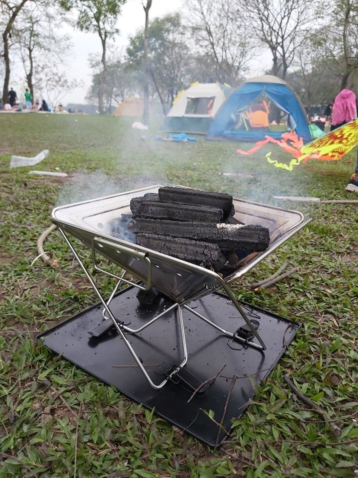 Review kinh nghiệm tổ chức BBQ tự túc cho những gia đình mê xê dịch

Với các chuyến cắm trại, chắc hẳn những bữa BBQ ngoài trời là linh hồn của chuyến đi. Mình có 1 vài chia sẻ về không ít bữa tiệc BBQ tự túc của mình cùng với gia đình, bạn bè.

CHUẨN BỊ BẾP

👉Hầu hết ở các địa điểm cắm trại đều có dịch vụ cho thuê bếp nướng, tầm giá khoảng 500K/bếp to và 300K/bếp nhỏ. Tuy nhiên, nếu gia đình bạn có sở thích và thường xuyên đi camping thì nên mua luôn 1 chiếc bếp, vừa tiện lại vừa rẻ hơn. Mình cũng tậu luôn một em bếp để “thỏa mãn” đam mê “đi trốn Hà Nội”.

👉Dù mua hay thuê bếp thì yếu tố đầu tiên mình nghĩ chắc chắn là số lượng người đi. Thường những chiếc bếp lớn sẽ sử dụng được cho 2-3 gia đình, tầm 8 - 9 người, những chiếc bếp nhỏ dùng được cho 4-6 người.

👉Về thiết kế của bếp, có gia đình sẽ thích dùng bếp nướng điện, có gia đình thích dùng bếp than. Riêng nhà mình hay bạn bè mình, lần nào cũng chọn bếp than, nướng đồ vừa đỡ ngán, đồ ăn nướng than cũng thơm hơn. Nếu chọn bếp điện, gia đình bạn nên đảm bảo những khu camping có thể đáp ứng được. Vậy nên mình thường chọn bếp than, bởi vì “đi bụi” được nhiều hơn mà 🤣🤣

💰💰Giá tiền: chi phí thuê bếp cho 1 buổi camping đã dao động từ 300-500K, vì vậy, nếu có sở thích rời phố về vườn để chill, bạn có thể mua luôn bếp để có thể sử dụng nhiều lần, tính ra mức chi phí sẽ rẻ hơn.

CHUẨN BỊ ĐỒ ĂN

Còn về đồ ăn cho tiệc BBQ, gia đình nên tự chuẩn bị sẽ rẻ và sạch sẽ hơn.

Đồ ăn sẽ bao gồm thịt, nấm, rau củ, xúc xích, lạp xưởng.

🥓🥓🥓 Về phần thịt: mình thường chia thành 2 loại: để cả miếng nướng và cắt ra, xiên với rau củ để nướng, thường là bò, gà. Được cái bọn mình đều thích ăn giữ nguyên vị nên thường sẽ không ướp gì cả. 

Nếu gia đình nào muốn ướp thì tham khảo sốt Bulgogi của Hàn nhé. Tuy ít ướp nhưng nếu ướp thì mình sẽ chọn loại này (vì ngon nên dùng mãi, và cũng vì lười thử loại khác). Loại này có thể mua ở siêu thị hoặc Vinmart đều có nha cả nhà. Bọn mình cho thịt vào thùng xốp để mang đi.

🥗🥗🥗 Về phần rau củ, nấm: Rửa sẵn từ nhà, để ráo và cho vào thùng. Lên đến nơi chỉ cắt hoặc tỉa hoa sống ảo thôi.

🥖🥖🥖 Về xúc xích, lạp xưởng: mình mua que xiên tre ở các quán tạp hóa. Cái này nhanh không cần sơ chế gì. Nếu ai khéo tay hoặc muốn tỉa cho đẹp thì tỉa bạch tuộc, mực… nha. Mình cũng học theo nhưng mà nó lạ lắm :v

À một cái nữa, đó là chắc chắn phải có kim chi, lần nào mình đi cũng không thể thiếu được.

Sorry cả nhà mình chụp ảnh hơi xấu ạ, nhưng mà nó ngonnnn☺️
Sắp tới đợt nghỉ lễ rồi, chúc cả nhà có những chuyến đi tuyệt vời nha.