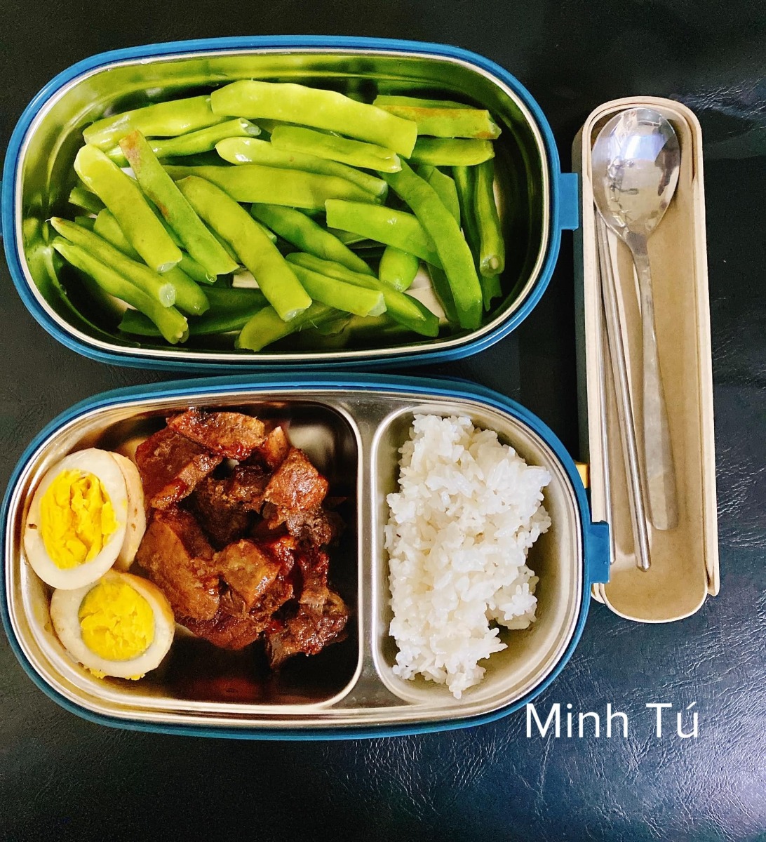 [GÓC MANG CƠM ĐI LÀM]

Em chào các anh chị, các bạn. Hôm nay em xin góp vui với cả nhà một số hộp cơm mang đi làm hàng ngày của vợ chồng em. Ảnh đa số là hộp của em, còn hộp của chồng thì nhiều cơm hơn. Tiêu chí là ăn no thôi còn đủ chất không thì em cũng không biết nữa 😂

Chồng em từ ngày lấy vợ trí nhớ bị suy giảm, quên hết những thứ cần quên, quên hết tất cả các ngày lễ và ngày kỉ niệm, nên để chồng không quên luôn cả cái ngày được lĩnh một khoản tiền mà người ta hay gọi là lương, mà khoản này thì nên đưa cho vợ, nên em đã phải nấu cơm như này để giúp chồng không mất trí nhớ nữa =)))

Nhưng bù lại cho việc mất trí nhớ thì chồng em tăng được mỗi hơn chục cân ạ.