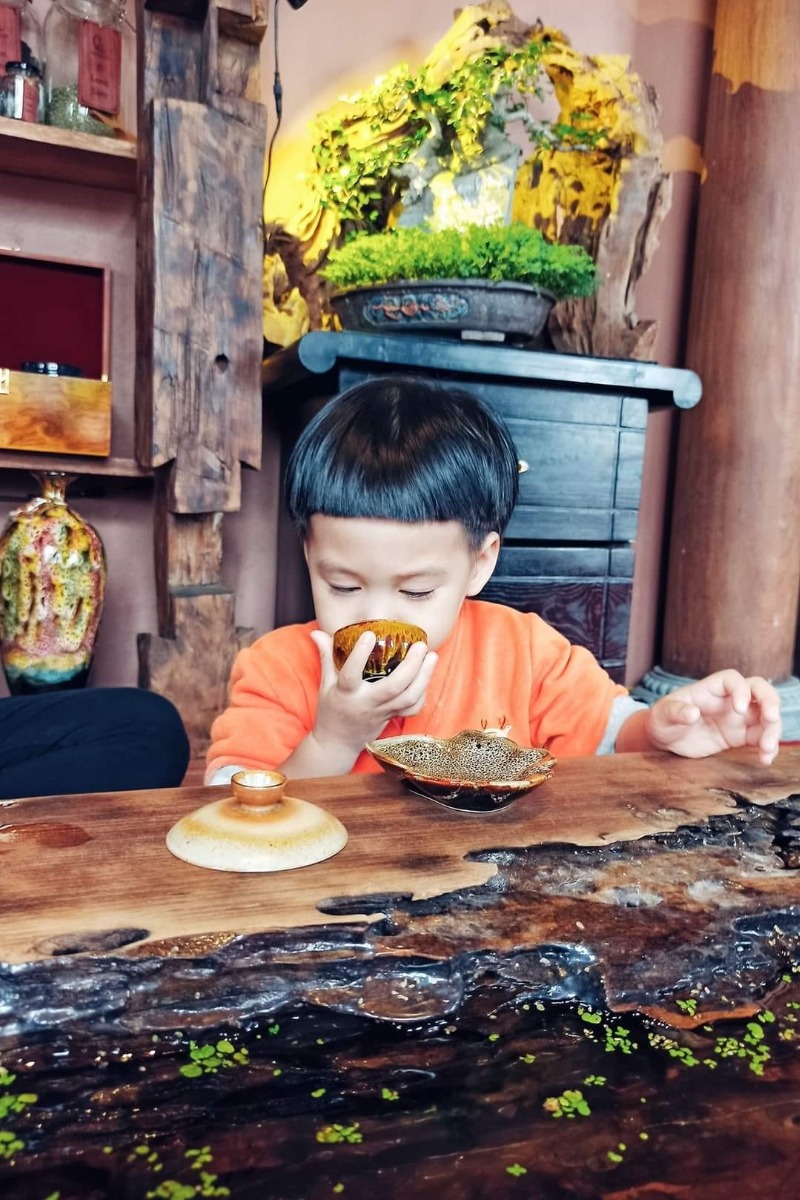 RÌ VIU NHANH BẢO TÀNG GỐM BÁT TRÀNG 🏺

Còn nhớ lần gần nhất mình đến Bát Tràng là lúc bụng bầu hơn 8 tháng, đi cùng em gái, trên chuyến xe buýt. Và đó cũng là chuyến đi cuối cùng trước khi mình lên bàn đẻ. Ấp ủ quay lại đây cùng con mà mãi đến tận giờ mới đi được, điểm đến mình lựa chọn là bảo tàng gốm Bát Tràng mới xây năm ngoái. Cùng mình rì viu nhanh xem chỗ này có gì chơi nhé!

Tụi mình chọn đi xe máy cho chủ động, đường đi google map là ra, đến nơi thì gửi xe ở bãi ngay bên cạnh (10k/xe). Sau đó vào cổng mua vé. Nhà mình có 2 người lớn, 1 bé 2 tuổi rưỡi nên mua 2 vé tham quan (30k/người), 2 vé hương sa trà (40k/người), 1 vé trải nghiệm Tôi làm nghệ nhân (50k/người). Mình không mua vé xe điện (30k/người còn thuê cả xe là 250k/xe) vì mỗi chuyến chỉ có thời gian 30 phút và không được chuyển xe nên không tham quan được mấy.

#1 Quảng trường gốm (tầng 1)

Đây là nơi nhìn rõ nhất kiến trúc độc đáo của bảo tàng. Rất nhiều hình xoắn ốc màu đất nung khổng lồ. Thiết kế các vòng xoắn to dần lên trên siêu thông minh, bề ngoài thì trông như bàn vuốt gốm, còn bên trong lại chính là các bục bày gốm và cầu thang để đi.

Tuy nhiên mình không thấy trưng bày các sản phẩm mỹ nghệ ngoài sân như các bài trên mạng, có thể chỉ khi có sự kiện lớn người ta mới bày ra. Dưới này còn có các khu trưng bày giới thiệu sản phẩm gốm nổi tiếng Bát Tràng nhưng cũng chỗ đóng chỗ mở.

#2 Trải nghiệm nặn gốm (tầng G)

Không gian ở đây rất mát mẻ, rộng rãi, nhiều ánh sáng. Mình được phát 1 yếm đeo, 1 tảng đất sét, ngồi ở bàn xoay, có người hướng dẫn nặn. Nặn xong ra ngoài để khò cho cứng xong tô màu và mang về. Bên cạnh có cả khu tô tượng. Bé nhà mình lần đầu được chạm tay vào đất sét thích thú kêu "Lạnh quá", hết sờ mó xoè tay xoay xoay lại thò tay xuống xô nước bên cạnh rửa, kết quả là tảng đất sét càng ngày càng ướt, không nặn được ra hình gì cả 😂

Thích cái là ở đây bạn muốn nặn bao lâu tùy thích. Mình nhớ hồi xưa đi nặn ở nhà dân không dược thoải mái như thế, còn bị cô chủ giục làm nhanh còn đóng cửa, xong sốt ruột ngồi làm hộ mang đi nung luôn cho nhanh, mà cũng 50k/người.

#3 Thưởng trà và các tác phẩm điêu khắc ánh sáng (tầng 5)

Vé ghi là thưởng trà ủ mát nhưng trên thực tế bạn sẽ chỉ được uống trà ô long ủ mát miễn phí thôi, còn các trà khác nếu muốn thử phải mua. Trà khá thơm, tuy nhiên hơi nhạt. Còn các tác phẩm điêu khắc ánh sáng số lượng hơi ít, có người giới thiệu tuy nhiên ngắn có vài phút thôi. Xung quanh trang trí không đặc sắc lắm, kiểu vườn hoa cây cảnh, view xuống thành phố. Nói chung không nhiều hoạt động hay ho tương xứng với giá vé lắm.

Điểm gỡ duy nhất ở đây là có bàn uống trà làm từ thân cây thành bể cá rất độc đáo. Bạn nhà tớ mê cái bàn này lắm vì có bao nhiêu là cá bảy màu bơi tung tăng. Ngoài ra chỗ này cũng phù hợp cho bạn nào muốn chụp ảnh cổ vì ở đây có cho thuê trang phục với giá 80k/bộ.

#4 Còn khu trưng bày giới thiệu giúp mọi người tìm hiểu về sự hình thành phát triển của làng nghề nổi tiếng của Việt Nam ở tầng 2,3 nữa nhưng đang trong giai đoạn sửa chữa. Nói chung cũng không tương xứng với giá vé tham quan 30k/người lắm.

Túm lại, đi một lần cho biết thôi, điểm sáng duy nhất ở đây là khu vực nặn gốm, còn lại bảo tàng nên bổ sung nhiều hoạt động hơn, hoặc giá vé tham quan bao gồm cả hương sa quán vì khu trưng bày bị đóng cửa mất rồi 😅