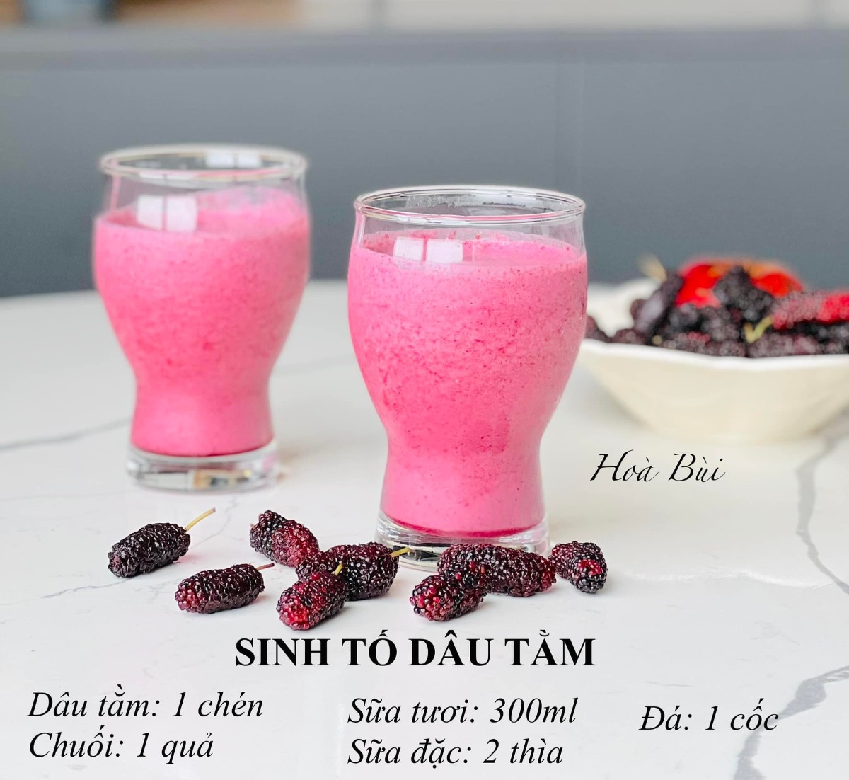 10 CÔNG THỨC SINH TỐ HOA QUẢ THƠM NGON ĐẸP 

Mùa hè nắng nóng này chỉ muốn uống gì đấy mát mát, thơm ngọt kiểu như sinh tố hoa quả hay nước ép. Nghĩ tới mấy thứ mát lạnh màu sắc cũng thích rồi.

Mấy bạn nhỏ nhà em có nhiều loại hoa quả để cắt miếng các bạn ý lại không ăn, không muốn ăn. Còn xay sinh tố thì nhiều khi dạng sệt các bạn ý lại không khoái lắm. Nói chung là cái gì cũng thế cũng cần tạo thói quen và rèn luyện từ từ. Dưới đây là những loại sinh tố hoa quả mà ngon, thơm và dễ uống mà được cả 3 bạn nhỏ nhà em cực thích nên em chia sẻ hi vọng sẽ tạo động lực để các mẹ làm vào hè này nhé. 

🍀 Mới làm quen nên em mới làm sinh tố từ hoa quả trước (rau thì khi quen hẳn cách uống thì em sẽ mix dần vào sau) 

🍀 Công thức chung là:

Hoa quả + sữa tươi không đường + đá + sữa chua + sữa đặc (tuỳ công thức)  

🍀 Một số lưu ý để có cốc sinh tố hấp dẫn:

👉 Không nên dùng sữa chua có hương vị mà nên dùng sữa chua hy lạp, sữa chua không đường.

👉 Nên dùng sữa tươi không đường hoặc sữa hạt nếu không dùng nước lọc vì hoa quả thường có vị ngọt sẵn, tuỳ hoa quả mà nhạt thì mix thêm sữa đặc, còn không thì bỏ qua sữa đặc vì sinh tố ngọt quá cũng khó uống. 

👉 Nếu công thức kết hợp 2-3-4 loại quả thì nên chọn cốt 1 loại có vị ngọt và hương thơm chủ đạo, còn lại không vị hoặc hơi chua để món sinh tố không bị ngọt quá khó quá. 

👉 Em thì hay xay hoa quả tươi luôn nhưng nếu không có thời gian mua sắm hàng ngày hoặc chuẩn bị hàng ngày hoặc có 1 số loại mix số lượng ít một loại thì có thể chia sẵn và cho vào hộp/túi để ngăn đá từng công thức, khi nào ăn thì bỏ ra xay là xong. 

👉 Cần có 1 chiếc máy xay công suất lớn để giúp sinh tố thật nhuyễn nhất là: rau củ và đá 

Vì nếu sinh tố mà nó lợn cợn thì sẽ khó uống hơn

Em tiện dùng luôn máy xay sữa hạt vì máy có công suất mạnh nên xay hơn 1p là nhuyễn mịn luôn, tiết kiệm thời gian hơn. 

Nguồn: Hòa Bùi - YÊU BẾP