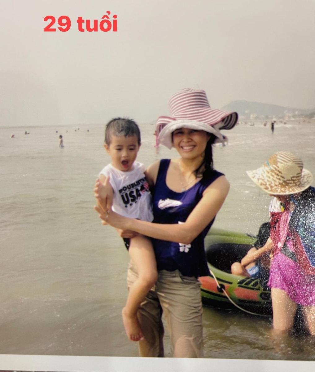 ☘❤ĐỪNG SỐNG CUỘC ĐỜI CỦA NGƯỜI KHÁC! 

- Khi tôi còn trẻ, tôi là một cô gái rất quê mùa, nhút nhát, thiếu tự tin. Làm bất kỳ chuyện gì cũng sợ, ngay cả việc ăn mặc của bản thân cũng sợ người này, sợ người kia đánh giá….. Học hành bằng cấp ra, xin được việc làm ngon lành, chồng bảo ở nhà cũng ở.  Chưa bao giờ dám sống cho bản thân, …. Nhưng khi tôi ốm, thì chỉ mình bản thân tôi chịu đau. Có ai gánh đau hộ tôi được đâu. Họ gặp thì chỉ biết chăm chăm vào khuyết điểm chê thẳng vào mặt tôi: “sao mày già, mày xấu đi nhiều thế, da xệ hết , nám hết rồi…..” Khiến tôi càng mặc cảm tự ti, càng không dám đi đâu,  bệnh còn nặng hơn nữa.

☘Và sau time dài ốm, đau, bệnh triền miên… Buông xuôi có cái chết không thành. Tình cờ một hôm đọc một câu triết lý : SỐNG MÀ KHÔNG KHOẺ MẠNH THÌ CHỈ LÀ TỒN TẠI CHỨ KHÔNG PHẢI LÀ SỐNG “. Phải sống cho đáng sống, là cuộc sống của chính mình. 

☘Và từ đó tôi đã tự mình ý thức: Sống tích cực, tập luyện thể thao….  Tôi đã tự tin , tự do làm những điều mình muốn, được làm những điều khiến mình vui, mình khỏe mạnh, HP và bình an. 

👉👉 Tôi đã biết không quan tâm thế giới ngoài kia nói gì, nghĩ gì. Chỉ tôi và Vũ Trụ  biết tôi tích cực là đủ!🙏🙏🙏