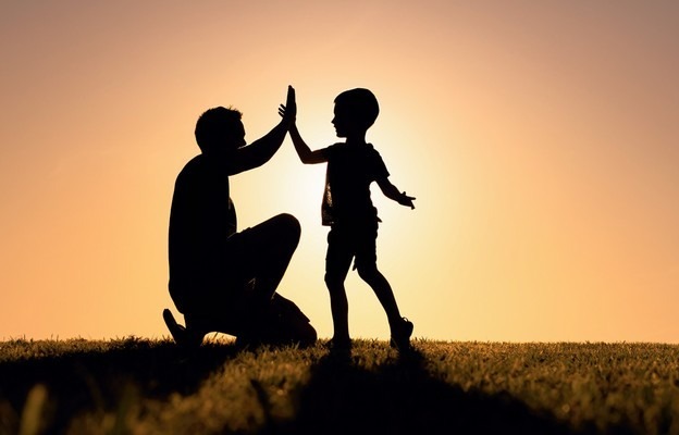 Gần đây chúng ta nghe nhắc nhiều về những câu chuyện đau lòng của những em học sinh trung học. Điều này có thể được xem như một hồi chuông cảnh tỉnh cho những người đang làm cha làm mẹ như chúng ta. Thật ra cha mẹ nào cũng thương con, cũng mong muốn con mình được thành công và hạnh phúc. Nhưng niềm tin và sự kì vọng của cha mẹ lên trẻ, đặt biệt là những đứa trẻ gen Z và thế hệ Alpha này cần đúng cách, nó không giống như cách mà cha mẹ ở những thế hệ trước từng làm. Để làm tốt điều này, đầu tiên bạn cần gạt bỏ những áp đặt suy nghĩ của mình trên trẻ, học cách làm bạn, làm người hướng dẫn của trẻ và trẻ sẽ tự biết cách xây dựng giấc mơ của chính trẻ ...

TẠI SAO CẦN THAY ĐỔI
Tưởng chừng như những đứa trẻ gen Z sinh ra trong thời điểm đón đầu của công nghệ phát triển là thuận lợi. Thực ra, bên cạnh những thuận lợi, trẻ phải đối mặt với nhiều sự cô đơn hơn. Thêm vào đó, do trẻ có suy nghĩ tự lập và không thích ràng buộc mà các cách giáo dục như đặt thành tích hay điểm số không phát huy được khả năng sáng tạo của các con mà càng tạo thêm áp lực lớn hơn. Điều này sẽ càng thấy rõ ở trẻ thế hệ mới nhất Alpha. Dù các bé Alpha chỉ vào tầm 5-6 tuổi, nhưng cách hiểu chuyện và tương tác hoạt bát hơn chúng ta ngày xưa. Các con cũng thích ứng nhanh với công nghệ bằng việc sử dụng thành thạo điện thoại, remote TV, nghe nhảy theo nhạc... Do đó, vai trò của cha mẹ và gia đình cần thay đổi để thích ứng với cách giáo dục mới. Ở thế hệ này của các con, việc giáo điều và thành tích không còn hiệu quả, mà việc cần hơn là cha mẹ cần biết cách tạo động lực bên trong mỗi trẻ. Chỉ có vậy, chúng mới tự tin và phát triển bản thân tốt nhất.

GIÁ TRỊ CỦA LÀM NGƯỜI BẠN CỦA CON?
TS. Gwen Dewar, tác giả Parenting science, đã cho biết giá trị vô giá của việc là người bạn của con mang lại cho con nằm ở những điều sau:
*Những đứa trẻ ngoan hơn mong đợi và ít bướng bỉnh vì trẻ luôn được bạn hiểu và chia sẽ khó khăn ở những giai đoạn phát triển.
*Trẻ phát triển tốt giá trị bản thân của trẻ vì trẻ được tôn trọng.
*Sự phát triển nhận thức và suy nghĩ tư duy của trẻ phát triển sớm nếu trẻ có người bạn chính là cha mẹ chúng.
*Nếu bạn muốn những đứa trẻ chia sẽ cảm nhận, suy nghĩ, "bí mật" cá nhân, danh sách bạn bè, người quen trên mạng với trẻ, thì ngay từ nhỏ bạn nên học cách làm bạn với trẻ. Những nghiên cứu của GS. Frijns, ĐH Utrecht, cho biết: Đừng cố moi móc bí mật của con bằng mọi cách, kể cả vũ lực, nó sẽ "câm như hến" và chán ghét bạn, hãy để con tự nói với bạn. Để làm được như vậy chỉ có cách làm bạn với con. Làm bạn càng sớm càng giúp bạn có nhiều cơ hội để hiểu con.

LÀM SAO ĐỂ TRỞ THÀNH BẠN CỦA TRẺ?
1. HÃY CHO CON THẤY BẠN HIỂU CON
Khó nhất là làm sao biết trẻ cần gì để hiểu? Câu trả lời là lắng nghe và đoán. Đoán 10 lần chẳng lẽ không trúng 1 lần. Để hiểu trẻ bạn học cách suy nghĩ như con. Khi con gặp vấn đề cắn/đánh bạn, bạn hãy ngăn hành động đó giữa hai bé bằng cách bế bé ra chỗ khác, nghiêm mặt hỏi bé tại sao con cắn bạn. Bé sẽ i a nói cho bạn biết là gì. Có lẽ bạn chưa chắc chắn hiểu hết con nói gì vì phát âm bé chưa rõ, nhưng hãy thể hiện bạn đang lắng nghe tích cực sự giải thích của con, phán đoán tình huống, hoặc hỏi bé kia (nếu cần). Kết thúc là 1 lời xin lỗi giải hòa. Dĩ nhiên, các bé dễ quên không cần xin lỗi và vẫn chơi với nhau sau đó. Tuy nhiên, nếu bạn muốn con bạn phát triển nhận thức thì hãy giúp con và bạn kia cùng xin lỗi/thỏa thuận với nhau, sẽ tốt hơn là để sự việc qua đi mà không giúp bé nhận ra vấn đề.

2. BỚT NÓI/LA MẮNG MÀ HÃY HÀNH ĐỘNG GIÚP CON SỬA SAI
Khi còn làm vỡ đồ, đừng la mắng. Hãy cho con biết con sai ở chỗ nào (VD trong nhà chật chội không thể đá banh, nếu còn muốn đá banh ngày mai cha con ta ra sân bóng sau nhà nhé) và hãy hành động để con sửa sai (bây giờ con mang găng tay cùng bố dọn dẹp nhé).
Nếu trẻ biếng ăn ngậm thức ăn, ném thức ăn và khóc không chịu ăn. Đừng ép con ăn bằng mọi cách. Hãy ngưng việc cho ăn và bảo "liệu con có thể giúp mẹ bỏ những thức ăn con ném vào bịt rác này không". Và hành động thể hiện bạn sẽ cho bé lựa chọn khác tốt hơn (mẹ sẽ làm cho con 1 ít bánh...lát mẹ con ta cùng thử nhé, con có thích cùng mẹ "quậy phá" với bột mì 1 tí không?).

3. ĐỪNG SUỐT NGÀY NÓI VỀ CÁI CON KHÔNG LÀM TỐT, KHÔNG BẰNG MỘT AI ĐÓ.
Có bạn sẽ hỏi: Liệu lúc nào cũng khen/cũng nhìn vào mặt tích cực của con thì làm sao để con cố gắng khắc phục cái chưa tốt?
Dĩ nhiên, nhìn vào khía cạnh tích cực của con không có nghĩa là khen con xáo rỗng hoặc làm con tránh đối mặt với lĩnh vực con yếu kém. Đơn giản là bạn cho con biết con có những thế mạnh của con. Con không phải yếu kém. Con chỉ cần cố gắng thêm 1 chút nữa ở lĩnh vực con không quen thuộc. Ai cũng biết nhà phát minh vĩ đại Thomas Edison. Không ai nghĩ ông từng bị nhà trường gửi 1 bức thư cho mẹ ông với nội dung tạm dịch là: "Con bà rất đần độn, con bà không thích hợp học trong ngôi trường của chúng tôi". Người mẹ của ông đã đọc bức thư và nói với cậu bé Edison :" Con của bà là một thiên tài, trường học quá bé và không có giáo viên đủ tốt để dạy con của bà". Thomas Edison đã từng nói về mẹ mình trong nhật ký của ông: " Con rất đần độn, nhưng con có mẹ là một thiên tài". Câu chuyện không nói về sự khen sáo rỗng mà nói lên cách nhìn của người mẹ/người cha rất quan trọng cho sự thành công của con trẻ. Nếu là bạn, khi nhận sổ liên lạc yếu kém của con, liệu bạn la mắng con ngay, hay sẽ tìm những điểm số mà con bạn làm tốt, cũng như tìm nguyên nhân của những điểm số chưa tốt? Hãy học cách của me Edison "bà đã nhìn lá thư theo lăng kính mới, lăng kính đã làm con của bà trở thành thiên tài của nhân loại.

HÃY TRÁNH LÀM NGƯỜI BẠN "SÁO RỖNG" CỦA CON
Làm người bạn của con phải là người bạn có tính trung thực nhận ra những điều con làm chưa đúng hoặc chưa biết, đưa ra hướng dẫn/răn bảo có tính xây dựng và để không gian cho con phát triển. Đừng trở thành người bạn "hùa" của con, đừng là người bạn luôn khen/đứng về phía con/bênh vực vô nghĩa. Điều này bạn đang làm con bạn xấu đi trong nhận thức. Người bạn thật sự của con là có sự thông hiểu, chia sẽ, nhưng có "đặc quyền của bậc cha mẹ" khi con làm sai và khi cần uốn nắn khoa học. Đừng lấy "đặc quyền cha mẹ" này cho là bạn có quyền xâm phạm riêng tư, soi mói và áp đặt mọi chủ kiến và suy nghĩ lên con trẻ. Nếu bạn làm vậy, con bạn sẽ chán ghét người bạn như bạn.

Note:
Frijns T, Finkenauer C, and Keijsers L. 2013. Shared secrets versus secrets kept private are linked to better adolescent adjustment. J Adolesc. 36(1):55-64.
Gwen Dewar (2013) Should parents be friends with their kids? Parenting Science.