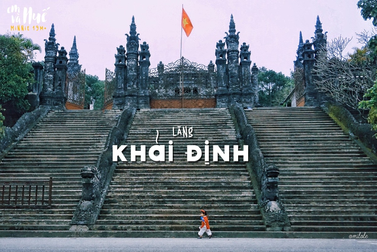 Con chào các cô chú ạ, con là em bé Minnie, 1 tuổi rưỡi 👧🏻

Con sinh ra ở Sài Gòn, mẹ con là người Huế, mẹ con rất yêu Huế…

Mẹ nói :”Xa Huế rồi, lại càng thấy yêu Huế nhiều hơn, giống như người ta thường nói khi có không trân trọng, mất lại tìm vậy đó”

Xa Huế rồi, mẹ con mới thấy Huế đẹp biết bao nhiêu, bình yên và nhẹ nhàng biết bao nhiêu.

Nếu có dịp, các cô chú hãy ghé thăm Huế của mẹ con nhé, ghé thăm vùng đất Cố Đô “bao năm vẫn vậy”, để được sống chậm lại, được cảm nhận nét đẹp trầm lắng, dịu dàng, bình yên của cảnh quan và con người nơi đây, một cảm giác khó tả khiến bất kỳ ai cũng phải luyến lưu ❤️

Trước khi đó, con mời các cô chú cùng con đi du lịch Huế trên từng bức hình nhé 🥰