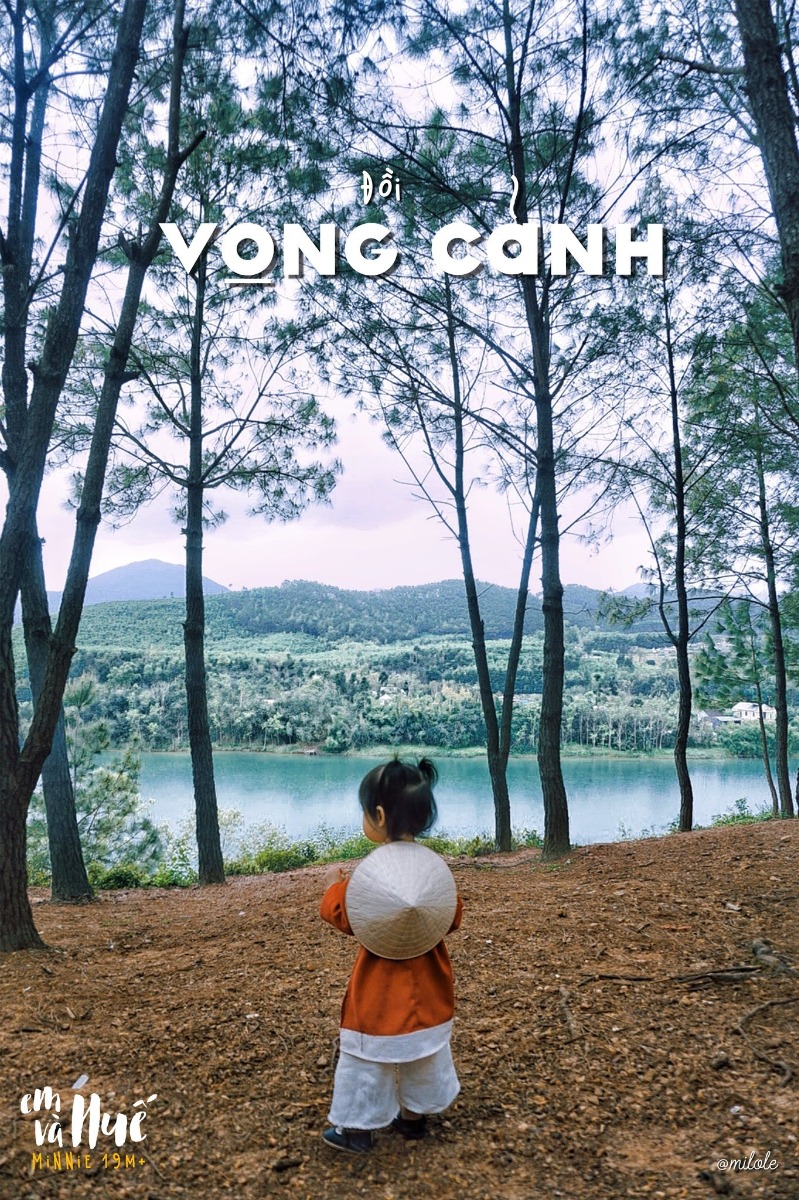 Con chào các cô chú ạ, con là em bé Minnie, 1 tuổi rưỡi 👧🏻

Con sinh ra ở Sài Gòn, mẹ con là người Huế, mẹ con rất yêu Huế…

Mẹ nói :”Xa Huế rồi, lại càng thấy yêu Huế nhiều hơn, giống như người ta thường nói khi có không trân trọng, mất lại tìm vậy đó”

Xa Huế rồi, mẹ con mới thấy Huế đẹp biết bao nhiêu, bình yên và nhẹ nhàng biết bao nhiêu.

Nếu có dịp, các cô chú hãy ghé thăm Huế của mẹ con nhé, ghé thăm vùng đất Cố Đô “bao năm vẫn vậy”, để được sống chậm lại, được cảm nhận nét đẹp trầm lắng, dịu dàng, bình yên của cảnh quan và con người nơi đây, một cảm giác khó tả khiến bất kỳ ai cũng phải luyến lưu ❤️

Trước khi đó, con mời các cô chú cùng con đi du lịch Huế trên từng bức hình nhé 🥰