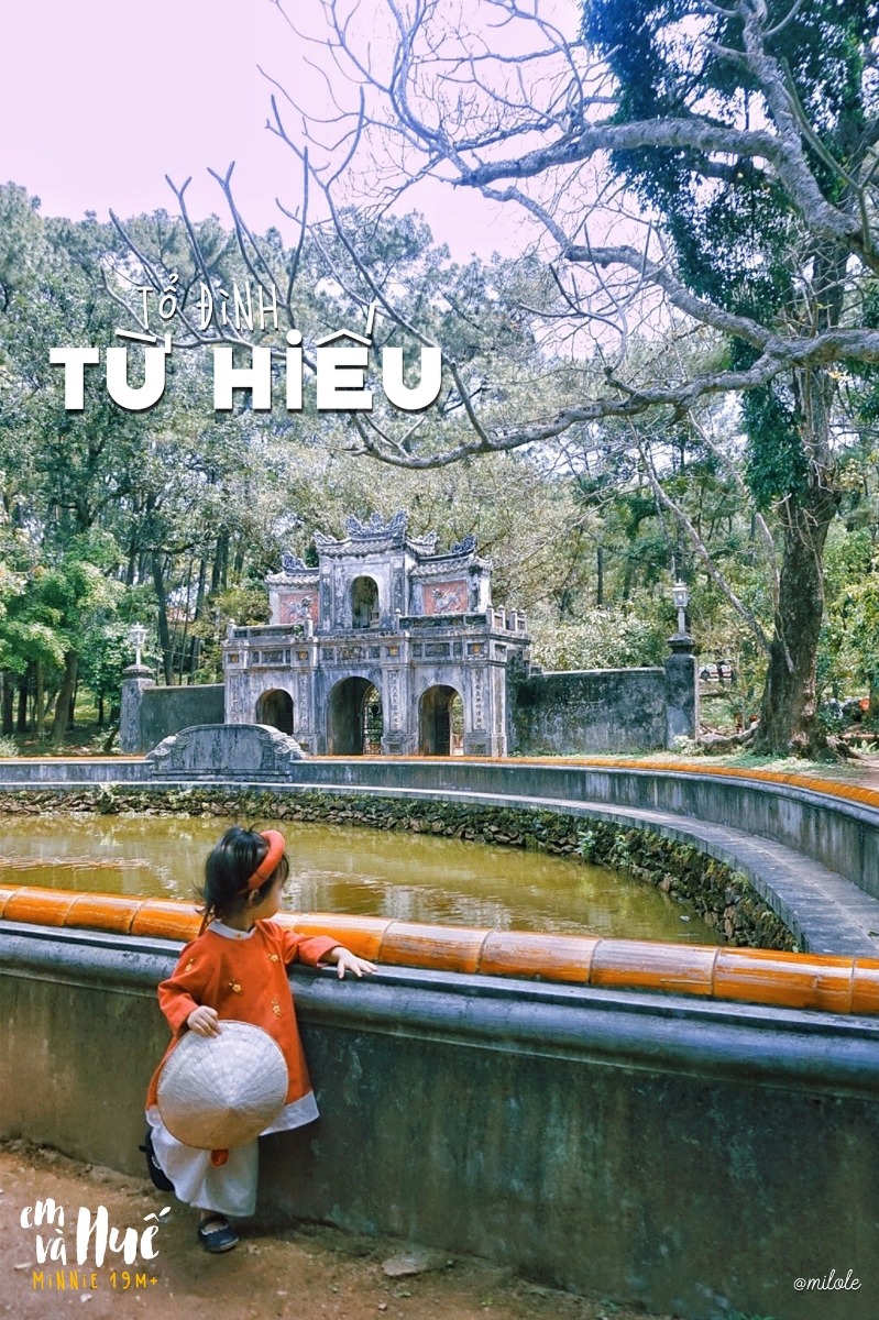 Con chào các cô chú ạ, con là em bé Minnie, 1 tuổi rưỡi 👧🏻

Con sinh ra ở Sài Gòn, mẹ con là người Huế, mẹ con rất yêu Huế…

Mẹ nói :”Xa Huế rồi, lại càng thấy yêu Huế nhiều hơn, giống như người ta thường nói khi có không trân trọng, mất lại tìm vậy đó”

Xa Huế rồi, mẹ con mới thấy Huế đẹp biết bao nhiêu, bình yên và nhẹ nhàng biết bao nhiêu.

Nếu có dịp, các cô chú hãy ghé thăm Huế của mẹ con nhé, ghé thăm vùng đất Cố Đô “bao năm vẫn vậy”, để được sống chậm lại, được cảm nhận nét đẹp trầm lắng, dịu dàng, bình yên của cảnh quan và con người nơi đây, một cảm giác khó tả khiến bất kỳ ai cũng phải luyến lưu ❤️

Trước khi đó, con mời các cô chú cùng con đi du lịch Huế trên từng bức hình nhé 🥰