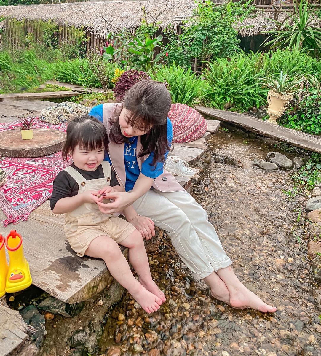 Review về chuyến đi loanh quanh Hà Nội của nhà em ạ.

📍địa điểm : Quán cà phê TreeAmi . Số 19 Nguyễn Văn Huyên kéo dài.
Để mà nói giữa lòng Hà Nội mà lại tìm được 1 con suối cho các bạn lội thì k còn gì bằng đâu ạ.

Tiêu chí của e là cuối tuần lê la tìm được quán cho con vừa có không gian chơi, Bme lại vừa được ngồi nhâm nhi trò chuyện. 😆😆

Quán nè đáp ứng đủ yêu cầu luôn. K phải di chuyển xa,đồ uống k quá đắt. Giá giao động từ 40k trở lên.

Con tha hồ vầy nước,ngắm hoa lá cành. Chạy nhảy nghịch đá sỏi mê mệt gọi k muốn về 😂😂