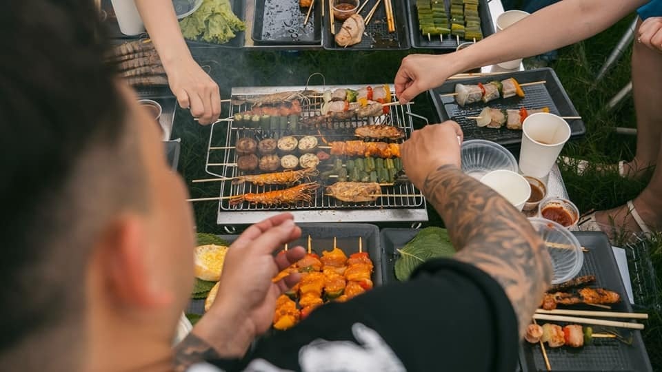 Review kinh nghiệm tổ chức BBQ tự túc cho những gia đình mê xê dịch

Với các chuyến cắm trại, chắc hẳn những bữa BBQ ngoài trời là linh hồn của chuyến đi. Mình có 1 vài chia sẻ về không ít bữa tiệc BBQ tự túc của mình cùng với gia đình, bạn bè.

CHUẨN BỊ BẾP

👉Hầu hết ở các địa điểm cắm trại đều có dịch vụ cho thuê bếp nướng, tầm giá khoảng 500K/bếp to và 300K/bếp nhỏ. Tuy nhiên, nếu gia đình bạn có sở thích và thường xuyên đi camping thì nên mua luôn 1 chiếc bếp, vừa tiện lại vừa rẻ hơn. Mình cũng tậu luôn một em bếp để “thỏa mãn” đam mê “đi trốn Hà Nội”.

👉Dù mua hay thuê bếp thì yếu tố đầu tiên mình nghĩ chắc chắn là số lượng người đi. Thường những chiếc bếp lớn sẽ sử dụng được cho 2-3 gia đình, tầm 8 - 9 người, những chiếc bếp nhỏ dùng được cho 4-6 người.

👉Về thiết kế của bếp, có gia đình sẽ thích dùng bếp nướng điện, có gia đình thích dùng bếp than. Riêng nhà mình hay bạn bè mình, lần nào cũng chọn bếp than, nướng đồ vừa đỡ ngán, đồ ăn nướng than cũng thơm hơn. Nếu chọn bếp điện, gia đình bạn nên đảm bảo những khu camping có thể đáp ứng được. Vậy nên mình thường chọn bếp than, bởi vì “đi bụi” được nhiều hơn mà 🤣🤣

💰💰Giá tiền: chi phí thuê bếp cho 1 buổi camping đã dao động từ 300-500K, vì vậy, nếu có sở thích rời phố về vườn để chill, bạn có thể mua luôn bếp để có thể sử dụng nhiều lần, tính ra mức chi phí sẽ rẻ hơn.

CHUẨN BỊ ĐỒ ĂN

Còn về đồ ăn cho tiệc BBQ, gia đình nên tự chuẩn bị sẽ rẻ và sạch sẽ hơn.

Đồ ăn sẽ bao gồm thịt, nấm, rau củ, xúc xích, lạp xưởng.

🥓🥓🥓 Về phần thịt: mình thường chia thành 2 loại: để cả miếng nướng và cắt ra, xiên với rau củ để nướng, thường là bò, gà. Được cái bọn mình đều thích ăn giữ nguyên vị nên thường sẽ không ướp gì cả. 

Nếu gia đình nào muốn ướp thì tham khảo sốt Bulgogi của Hàn nhé. Tuy ít ướp nhưng nếu ướp thì mình sẽ chọn loại này (vì ngon nên dùng mãi, và cũng vì lười thử loại khác). Loại này có thể mua ở siêu thị hoặc Vinmart đều có nha cả nhà. Bọn mình cho thịt vào thùng xốp để mang đi.

🥗🥗🥗 Về phần rau củ, nấm: Rửa sẵn từ nhà, để ráo và cho vào thùng. Lên đến nơi chỉ cắt hoặc tỉa hoa sống ảo thôi.

🥖🥖🥖 Về xúc xích, lạp xưởng: mình mua que xiên tre ở các quán tạp hóa. Cái này nhanh không cần sơ chế gì. Nếu ai khéo tay hoặc muốn tỉa cho đẹp thì tỉa bạch tuộc, mực… nha. Mình cũng học theo nhưng mà nó lạ lắm :v

À một cái nữa, đó là chắc chắn phải có kim chi, lần nào mình đi cũng không thể thiếu được.

Sorry cả nhà mình chụp ảnh hơi xấu ạ, nhưng mà nó ngonnnn☺️
Sắp tới đợt nghỉ lễ rồi, chúc cả nhà có những chuyến đi tuyệt vời nha.