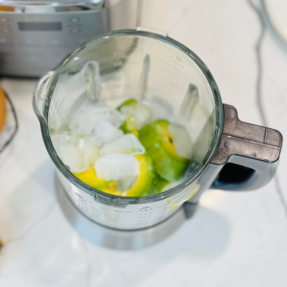 10 CÔNG THỨC SINH TỐ HOA QUẢ THƠM NGON ĐẸP 

Mùa hè nắng nóng này chỉ muốn uống gì đấy mát mát, thơm ngọt kiểu như sinh tố hoa quả hay nước ép. Nghĩ tới mấy thứ mát lạnh màu sắc cũng thích rồi.

Mấy bạn nhỏ nhà em có nhiều loại hoa quả để cắt miếng các bạn ý lại không ăn, không muốn ăn. Còn xay sinh tố thì nhiều khi dạng sệt các bạn ý lại không khoái lắm. Nói chung là cái gì cũng thế cũng cần tạo thói quen và rèn luyện từ từ. Dưới đây là những loại sinh tố hoa quả mà ngon, thơm và dễ uống mà được cả 3 bạn nhỏ nhà em cực thích nên em chia sẻ hi vọng sẽ tạo động lực để các mẹ làm vào hè này nhé. 

🍀 Mới làm quen nên em mới làm sinh tố từ hoa quả trước (rau thì khi quen hẳn cách uống thì em sẽ mix dần vào sau) 

🍀 Công thức chung là:

Hoa quả + sữa tươi không đường + đá + sữa chua + sữa đặc (tuỳ công thức)  

🍀 Một số lưu ý để có cốc sinh tố hấp dẫn:

👉 Không nên dùng sữa chua có hương vị mà nên dùng sữa chua hy lạp, sữa chua không đường.

👉 Nên dùng sữa tươi không đường hoặc sữa hạt nếu không dùng nước lọc vì hoa quả thường có vị ngọt sẵn, tuỳ hoa quả mà nhạt thì mix thêm sữa đặc, còn không thì bỏ qua sữa đặc vì sinh tố ngọt quá cũng khó uống. 

👉 Nếu công thức kết hợp 2-3-4 loại quả thì nên chọn cốt 1 loại có vị ngọt và hương thơm chủ đạo, còn lại không vị hoặc hơi chua để món sinh tố không bị ngọt quá khó quá. 

👉 Em thì hay xay hoa quả tươi luôn nhưng nếu không có thời gian mua sắm hàng ngày hoặc chuẩn bị hàng ngày hoặc có 1 số loại mix số lượng ít một loại thì có thể chia sẵn và cho vào hộp/túi để ngăn đá từng công thức, khi nào ăn thì bỏ ra xay là xong. 

👉 Cần có 1 chiếc máy xay công suất lớn để giúp sinh tố thật nhuyễn nhất là: rau củ và đá 

Vì nếu sinh tố mà nó lợn cợn thì sẽ khó uống hơn

Em tiện dùng luôn máy xay sữa hạt vì máy có công suất mạnh nên xay hơn 1p là nhuyễn mịn luôn, tiết kiệm thời gian hơn. 

Nguồn: Hòa Bùi - YÊU BẾP