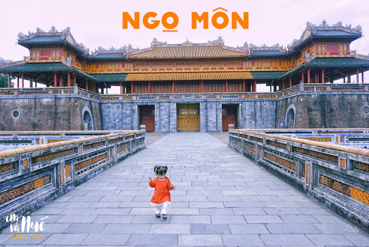 Con chào các cô chú ạ, con là em bé Minnie, 1 tuổi rưỡi 👧🏻

Con sinh ra ở Sài Gòn, mẹ con là người Huế, mẹ con rất yêu Huế…

Mẹ nói :”Xa Huế rồi, lại càng thấy yêu Huế nhiều hơn, giống như người ta thường nói khi có không trân trọng, mất lại tìm vậy đó”

Xa Huế rồi, mẹ con mới thấy Huế đẹp biết bao nhiêu, bình yên và nhẹ nhàng biết bao nhiêu.

Nếu có dịp, các cô chú hãy ghé thăm Huế của mẹ con nhé, ghé thăm vùng đất Cố Đô “bao năm vẫn vậy”, để được sống chậm lại, được cảm nhận nét đẹp trầm lắng, dịu dàng, bình yên của cảnh quan và con người nơi đây, một cảm giác khó tả khiến bất kỳ ai cũng phải luyến lưu ❤️

Trước khi đó, con mời các cô chú cùng con đi du lịch Huế trên từng bức hình nhé 🥰
