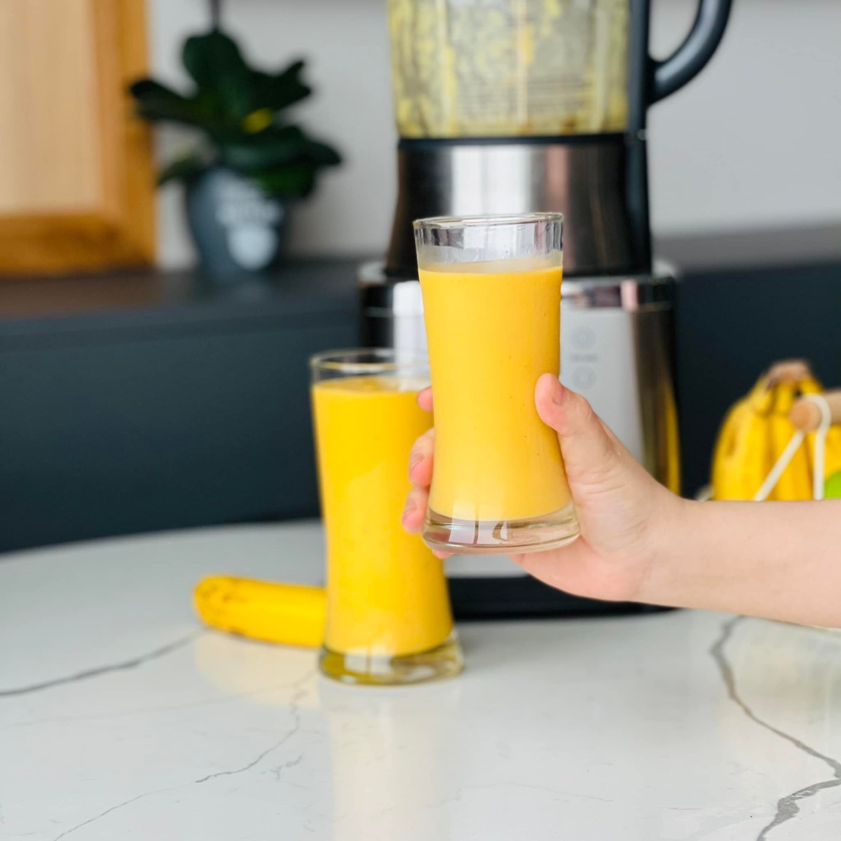 10 CÔNG THỨC SINH TỐ HOA QUẢ THƠM NGON ĐẸP 

Mùa hè nắng nóng này chỉ muốn uống gì đấy mát mát, thơm ngọt kiểu như sinh tố hoa quả hay nước ép. Nghĩ tới mấy thứ mát lạnh màu sắc cũng thích rồi.

Mấy bạn nhỏ nhà em có nhiều loại hoa quả để cắt miếng các bạn ý lại không ăn, không muốn ăn. Còn xay sinh tố thì nhiều khi dạng sệt các bạn ý lại không khoái lắm. Nói chung là cái gì cũng thế cũng cần tạo thói quen và rèn luyện từ từ. Dưới đây là những loại sinh tố hoa quả mà ngon, thơm và dễ uống mà được cả 3 bạn nhỏ nhà em cực thích nên em chia sẻ hi vọng sẽ tạo động lực để các mẹ làm vào hè này nhé. 

🍀 Mới làm quen nên em mới làm sinh tố từ hoa quả trước (rau thì khi quen hẳn cách uống thì em sẽ mix dần vào sau) 

🍀 Công thức chung là:

Hoa quả + sữa tươi không đường + đá + sữa chua + sữa đặc (tuỳ công thức)  

🍀 Một số lưu ý để có cốc sinh tố hấp dẫn:

👉 Không nên dùng sữa chua có hương vị mà nên dùng sữa chua hy lạp, sữa chua không đường.

👉 Nên dùng sữa tươi không đường hoặc sữa hạt nếu không dùng nước lọc vì hoa quả thường có vị ngọt sẵn, tuỳ hoa quả mà nhạt thì mix thêm sữa đặc, còn không thì bỏ qua sữa đặc vì sinh tố ngọt quá cũng khó uống. 

👉 Nếu công thức kết hợp 2-3-4 loại quả thì nên chọn cốt 1 loại có vị ngọt và hương thơm chủ đạo, còn lại không vị hoặc hơi chua để món sinh tố không bị ngọt quá khó quá. 

👉 Em thì hay xay hoa quả tươi luôn nhưng nếu không có thời gian mua sắm hàng ngày hoặc chuẩn bị hàng ngày hoặc có 1 số loại mix số lượng ít một loại thì có thể chia sẵn và cho vào hộp/túi để ngăn đá từng công thức, khi nào ăn thì bỏ ra xay là xong. 

👉 Cần có 1 chiếc máy xay công suất lớn để giúp sinh tố thật nhuyễn nhất là: rau củ và đá 

Vì nếu sinh tố mà nó lợn cợn thì sẽ khó uống hơn

Em tiện dùng luôn máy xay sữa hạt vì máy có công suất mạnh nên xay hơn 1p là nhuyễn mịn luôn, tiết kiệm thời gian hơn. 

Nguồn: Hòa Bùi - YÊU BẾP