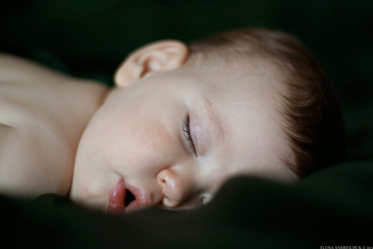 ĐÁNH THẬT ĐAU KHI TRẺ PHẠM LỖI CÓ GIÚP TRẺ NHẬN RA LỖI SAI CỦA MÌNH?
Chúng ta thường nghĩ rằng đánh, mắng là cách hiệu quả để trẻ nhận ra lỗi sai và sẽ nhớ cho những lần sau. Tuy nhiên, theo kết quả từ một nghiên cứu thuộc ĐH Amsterdam, Hà Lan. Các nhà nghiên cứu nhấn mạnh rằng: trẻ dưới 12 tuổi chưa thể hiểu và nhận ra lỗi sai cho dù cha mẹ có cố giải thích, đánh, mắng, hoặc ép trẻ phải nhận lỗi. Khi nhìn đứa trẻ tội nghiệp, ríu rít nói "con xin lỗi mẹ" trong nước mắt và có lẽ dấu hằn 5 ngón tay trên khuôn mặt trẻ sẽ giúp trẻ nhớ và không tái phạm. Nhưng, thực ra trẻ vẫn sẽ tái phạm, cho dù bạn đã cố đánh trẻ thật đau để trẻ nhớ, thậm chí việc bắt trẻ nhận lỗi dù bằng vũ lực hay giải thích không làm trẻ cải thiện hành vi. Thậm chí vũ lực có thể gây nên những ảnh hưởng tâm lý lên trẻ hoặc phát triển các hành vi chống lại hay đối phó.

Vậy, làm sao để trẻ học cách nhận ra lỗi hay 1 hành vi trẻ đang làm là chưa đúng?

TRẺ DƯỚI 12 TUỔI HIỂU VỀ LỖI SAI NHƯ THẾ NÀO?
Trẻ nhỏ không như người lớn chúng ta, trẻ thường không hiểu lỗi sai khi ai bảo "con đang làm sai" hoặc đánh mắng ép trẻ hiểu "con hư quá!". Cách hiệu quả nhất để não bộ trẻ trước 12 tuổi có thể hiểu đó là nhận thức về nguyên nhân - hệ quả.

Nếu hệ quả đi ngược lại điều mong muốn của trẻ hoặc không làm trẻ hứng thú hoặc không làm ai đó quan tâm, thì trẻ sẽ mặc định điều đó không được chấp nhận. Và lúc này, trẻ đủ thông minh để kết nối nguyên nhân - tức là hành vi trẻ đang làm- với hệ quả của nó. Đó là cách não trẻ hiểu về lỗi sai và dừng việc làm sai đó

Chúng ta nên biết rằng cách não bộ trẻ học ở giai đoạn nhỏ chỉ là dựa trên trải nghiệm và đó là thứ "ngôn ngữ" mà não bộ trẻ hiểu.

THỰC HÀNH ĐỂ TRẺ HỌC VỀ LỖI SAI VÀ THAY ĐỔI HÀNH VI MỘT CÁCH TỰ NHIÊN

1. Đáp ứng của cha mẹ càng thống nhất trong cách xử lý trong hầu hết tình huống trẻ làm chưa đúng sẽ sớm tạo thành 1 nếp gấp trên não trẻ để trẻ hiểu "nguyên nhân- hệ quả".

2. Cách đưa ra hệ quả.
Đầu tiên: hệ quả cần đi đôi với 2 điều sau: không có ngoại lệ, không có khoan nhượng.

a. Hệ quả nhàm chán hoặc không được phép
VD, trẻ dùng cách la hét để gây chú ý cho mẹ ở nơi đông người, mẹ cho trẻ thấy hành vi la hét này "không được phép". Mẹ có thể làm như bỏ qua và không quan tâm đến hành vi của trẻ nếu hành vi đó không gây quá phiền phức. Nếu gây quá phiền phức, bạn chỉ nghiêm giọng nói " con đang làm ồn, mẹ không thích" và dừng quan tâm/đáp ứng với trẻ trong vài tiếng đếm thầm trước khi đáp ứng lại trẻ hoặc tiếp tục công việc bạn đang làm.

b. Hệ quả hứng thú hoặc được phép
VD, khi trẻ làm tốt 1 việc gì đó, khen và khích lệ trẻ, nhưng lời khen nên nói đến nổ lực của trẻ. VD, bình thường trẻ xếp được 3 khúc gỗ chồng lên nhau, nhưng hôm nay trẻ xếp được 4 khúc gỗ, bạn nên khen "Bin giỏi quá, con đã xếp được 4 khúc gỗ rồi nè" và đánh tay high five nếu có thể. Tránh khen sáo rỗng như "Bin mẹ giỏi nè!"

VD, tình huống khác cũng được gọi là hệ quả tích cực. Khi bạn cho thời gian hạn định 3 phút để trẻ lựa chọn 1 trong 2 món để mua, và trẻ chọn trong đúng thời gian cho phép thì hãy cho trẻ thấy "kết quả tích cực của bạn", đó là lời hứa và mua cho trẻ. Nếu trẻ cố kèo nài thêm dù đã chọn thì ngay lập tức hệ quả sẽ biến thành không được phép, nghĩa là "sẽ ra về mà không có món nào được mua".

3. Dạy trẻ hiểu về hành vi tốt từ những tình huống hằng ngày, chứ không phải chỉ lúc trẻ làm sai.
Nhiều cha mẹ thường chỉ giải thích hay nói cho trẻ nghe khi trẻ thể hiện một hành vi sai, nhưng nó không hiệu quả với trẻ dưới 12 tuổi. Cha mẹ nên dạy hành vi tốt những khi trò chuyện, khi chơi với trẻ, khi đọc sách và thậm chí là làm gương cho trẻ thấy. Các trải nghiệm này mới là cách não bộ trẻ học và hiểu để có thực hành hành vi tốt trong tương lai.

Note
Anna C. K. van Duijvenvoorde, et al. Crone. Evaluating the Negative or Valuing the Positive? Neural Mechanisms Supporting Feedback-Based Learning across Development. The Journal of Neuroscience,