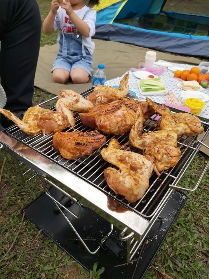 Review kinh nghiệm tổ chức BBQ tự túc cho những gia đình mê xê dịch

Với các chuyến cắm trại, chắc hẳn những bữa BBQ ngoài trời là linh hồn của chuyến đi. Mình có 1 vài chia sẻ về không ít bữa tiệc BBQ tự túc của mình cùng với gia đình, bạn bè.

CHUẨN BỊ BẾP

👉Hầu hết ở các địa điểm cắm trại đều có dịch vụ cho thuê bếp nướng, tầm giá khoảng 500K/bếp to và 300K/bếp nhỏ. Tuy nhiên, nếu gia đình bạn có sở thích và thường xuyên đi camping thì nên mua luôn 1 chiếc bếp, vừa tiện lại vừa rẻ hơn. Mình cũng tậu luôn một em bếp để “thỏa mãn” đam mê “đi trốn Hà Nội”.

👉Dù mua hay thuê bếp thì yếu tố đầu tiên mình nghĩ chắc chắn là số lượng người đi. Thường những chiếc bếp lớn sẽ sử dụng được cho 2-3 gia đình, tầm 8 - 9 người, những chiếc bếp nhỏ dùng được cho 4-6 người.

👉Về thiết kế của bếp, có gia đình sẽ thích dùng bếp nướng điện, có gia đình thích dùng bếp than. Riêng nhà mình hay bạn bè mình, lần nào cũng chọn bếp than, nướng đồ vừa đỡ ngán, đồ ăn nướng than cũng thơm hơn. Nếu chọn bếp điện, gia đình bạn nên đảm bảo những khu camping có thể đáp ứng được. Vậy nên mình thường chọn bếp than, bởi vì “đi bụi” được nhiều hơn mà 🤣🤣

💰💰Giá tiền: chi phí thuê bếp cho 1 buổi camping đã dao động từ 300-500K, vì vậy, nếu có sở thích rời phố về vườn để chill, bạn có thể mua luôn bếp để có thể sử dụng nhiều lần, tính ra mức chi phí sẽ rẻ hơn.

CHUẨN BỊ ĐỒ ĂN

Còn về đồ ăn cho tiệc BBQ, gia đình nên tự chuẩn bị sẽ rẻ và sạch sẽ hơn.

Đồ ăn sẽ bao gồm thịt, nấm, rau củ, xúc xích, lạp xưởng.

🥓🥓🥓 Về phần thịt: mình thường chia thành 2 loại: để cả miếng nướng và cắt ra, xiên với rau củ để nướng, thường là bò, gà. Được cái bọn mình đều thích ăn giữ nguyên vị nên thường sẽ không ướp gì cả. 

Nếu gia đình nào muốn ướp thì tham khảo sốt Bulgogi của Hàn nhé. Tuy ít ướp nhưng nếu ướp thì mình sẽ chọn loại này (vì ngon nên dùng mãi, và cũng vì lười thử loại khác). Loại này có thể mua ở siêu thị hoặc Vinmart đều có nha cả nhà. Bọn mình cho thịt vào thùng xốp để mang đi.

🥗🥗🥗 Về phần rau củ, nấm: Rửa sẵn từ nhà, để ráo và cho vào thùng. Lên đến nơi chỉ cắt hoặc tỉa hoa sống ảo thôi.

🥖🥖🥖 Về xúc xích, lạp xưởng: mình mua que xiên tre ở các quán tạp hóa. Cái này nhanh không cần sơ chế gì. Nếu ai khéo tay hoặc muốn tỉa cho đẹp thì tỉa bạch tuộc, mực… nha. Mình cũng học theo nhưng mà nó lạ lắm :v

À một cái nữa, đó là chắc chắn phải có kim chi, lần nào mình đi cũng không thể thiếu được.

Sorry cả nhà mình chụp ảnh hơi xấu ạ, nhưng mà nó ngonnnn☺️
Sắp tới đợt nghỉ lễ rồi, chúc cả nhà có những chuyến đi tuyệt vời nha.