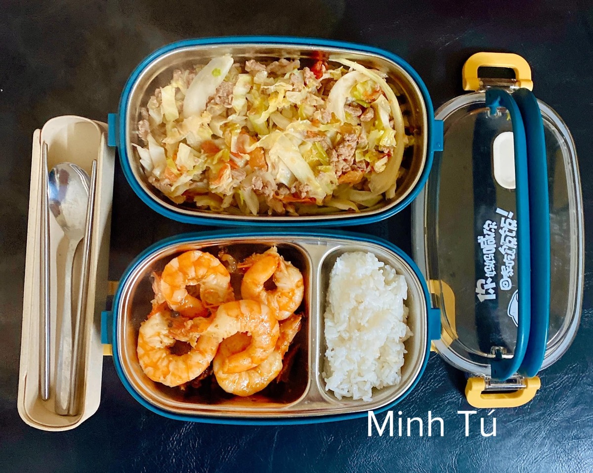 [GÓC MANG CƠM ĐI LÀM]

Em chào các anh chị, các bạn. Hôm nay em xin góp vui với cả nhà một số hộp cơm mang đi làm hàng ngày của vợ chồng em. Ảnh đa số là hộp của em, còn hộp của chồng thì nhiều cơm hơn. Tiêu chí là ăn no thôi còn đủ chất không thì em cũng không biết nữa 😂

Chồng em từ ngày lấy vợ trí nhớ bị suy giảm, quên hết những thứ cần quên, quên hết tất cả các ngày lễ và ngày kỉ niệm, nên để chồng không quên luôn cả cái ngày được lĩnh một khoản tiền mà người ta hay gọi là lương, mà khoản này thì nên đưa cho vợ, nên em đã phải nấu cơm như này để giúp chồng không mất trí nhớ nữa =)))

Nhưng bù lại cho việc mất trí nhớ thì chồng em tăng được mỗi hơn chục cân ạ.