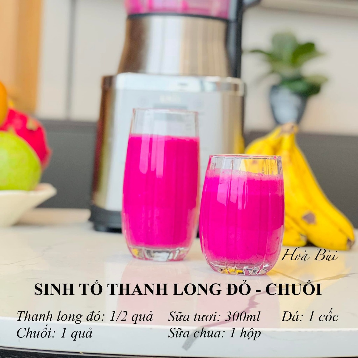 10 CÔNG THỨC SINH TỐ HOA QUẢ THƠM NGON ĐẸP 

Mùa hè nắng nóng này chỉ muốn uống gì đấy mát mát, thơm ngọt kiểu như sinh tố hoa quả hay nước ép. Nghĩ tới mấy thứ mát lạnh màu sắc cũng thích rồi.

Mấy bạn nhỏ nhà em có nhiều loại hoa quả để cắt miếng các bạn ý lại không ăn, không muốn ăn. Còn xay sinh tố thì nhiều khi dạng sệt các bạn ý lại không khoái lắm. Nói chung là cái gì cũng thế cũng cần tạo thói quen và rèn luyện từ từ. Dưới đây là những loại sinh tố hoa quả mà ngon, thơm và dễ uống mà được cả 3 bạn nhỏ nhà em cực thích nên em chia sẻ hi vọng sẽ tạo động lực để các mẹ làm vào hè này nhé. 

🍀 Mới làm quen nên em mới làm sinh tố từ hoa quả trước (rau thì khi quen hẳn cách uống thì em sẽ mix dần vào sau) 

🍀 Công thức chung là:

Hoa quả + sữa tươi không đường + đá + sữa chua + sữa đặc (tuỳ công thức)  

🍀 Một số lưu ý để có cốc sinh tố hấp dẫn:

👉 Không nên dùng sữa chua có hương vị mà nên dùng sữa chua hy lạp, sữa chua không đường.

👉 Nên dùng sữa tươi không đường hoặc sữa hạt nếu không dùng nước lọc vì hoa quả thường có vị ngọt sẵn, tuỳ hoa quả mà nhạt thì mix thêm sữa đặc, còn không thì bỏ qua sữa đặc vì sinh tố ngọt quá cũng khó uống. 

👉 Nếu công thức kết hợp 2-3-4 loại quả thì nên chọn cốt 1 loại có vị ngọt và hương thơm chủ đạo, còn lại không vị hoặc hơi chua để món sinh tố không bị ngọt quá khó quá. 

👉 Em thì hay xay hoa quả tươi luôn nhưng nếu không có thời gian mua sắm hàng ngày hoặc chuẩn bị hàng ngày hoặc có 1 số loại mix số lượng ít một loại thì có thể chia sẵn và cho vào hộp/túi để ngăn đá từng công thức, khi nào ăn thì bỏ ra xay là xong. 

👉 Cần có 1 chiếc máy xay công suất lớn để giúp sinh tố thật nhuyễn nhất là: rau củ và đá 

Vì nếu sinh tố mà nó lợn cợn thì sẽ khó uống hơn

Em tiện dùng luôn máy xay sữa hạt vì máy có công suất mạnh nên xay hơn 1p là nhuyễn mịn luôn, tiết kiệm thời gian hơn. 

Nguồn: Hòa Bùi - YÊU BẾP