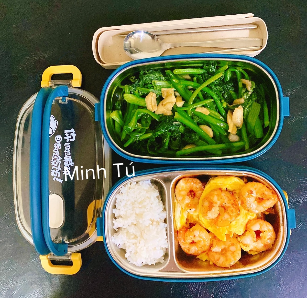 [GÓC MANG CƠM ĐI LÀM]

Em chào các anh chị, các bạn. Hôm nay em xin góp vui với cả nhà một số hộp cơm mang đi làm hàng ngày của vợ chồng em. Ảnh đa số là hộp của em, còn hộp của chồng thì nhiều cơm hơn. Tiêu chí là ăn no thôi còn đủ chất không thì em cũng không biết nữa 😂

Chồng em từ ngày lấy vợ trí nhớ bị suy giảm, quên hết những thứ cần quên, quên hết tất cả các ngày lễ và ngày kỉ niệm, nên để chồng không quên luôn cả cái ngày được lĩnh một khoản tiền mà người ta hay gọi là lương, mà khoản này thì nên đưa cho vợ, nên em đã phải nấu cơm như này để giúp chồng không mất trí nhớ nữa =)))

Nhưng bù lại cho việc mất trí nhớ thì chồng em tăng được mỗi hơn chục cân ạ.