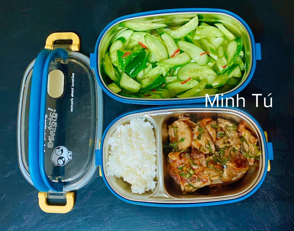 [GÓC MANG CƠM ĐI LÀM]

Em chào các anh chị, các bạn. Hôm nay em xin góp vui với cả nhà một số hộp cơm mang đi làm hàng ngày của vợ chồng em. Ảnh đa số là hộp của em, còn hộp của chồng thì nhiều cơm hơn. Tiêu chí là ăn no thôi còn đủ chất không thì em cũng không biết nữa 😂

Chồng em từ ngày lấy vợ trí nhớ bị suy giảm, quên hết những thứ cần quên, quên hết tất cả các ngày lễ và ngày kỉ niệm, nên để chồng không quên luôn cả cái ngày được lĩnh một khoản tiền mà người ta hay gọi là lương, mà khoản này thì nên đưa cho vợ, nên em đã phải nấu cơm như này để giúp chồng không mất trí nhớ nữa =)))

Nhưng bù lại cho việc mất trí nhớ thì chồng em tăng được mỗi hơn chục cân ạ.