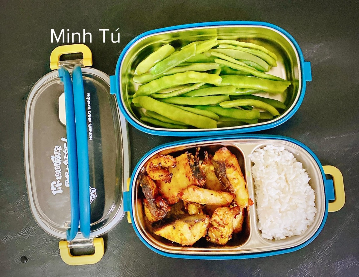 [GÓC MANG CƠM ĐI LÀM]

Em chào các anh chị, các bạn. Hôm nay em xin góp vui với cả nhà một số hộp cơm mang đi làm hàng ngày của vợ chồng em. Ảnh đa số là hộp của em, còn hộp của chồng thì nhiều cơm hơn. Tiêu chí là ăn no thôi còn đủ chất không thì em cũng không biết nữa 😂

Chồng em từ ngày lấy vợ trí nhớ bị suy giảm, quên hết những thứ cần quên, quên hết tất cả các ngày lễ và ngày kỉ niệm, nên để chồng không quên luôn cả cái ngày được lĩnh một khoản tiền mà người ta hay gọi là lương, mà khoản này thì nên đưa cho vợ, nên em đã phải nấu cơm như này để giúp chồng không mất trí nhớ nữa =)))

Nhưng bù lại cho việc mất trí nhớ thì chồng em tăng được mỗi hơn chục cân ạ.